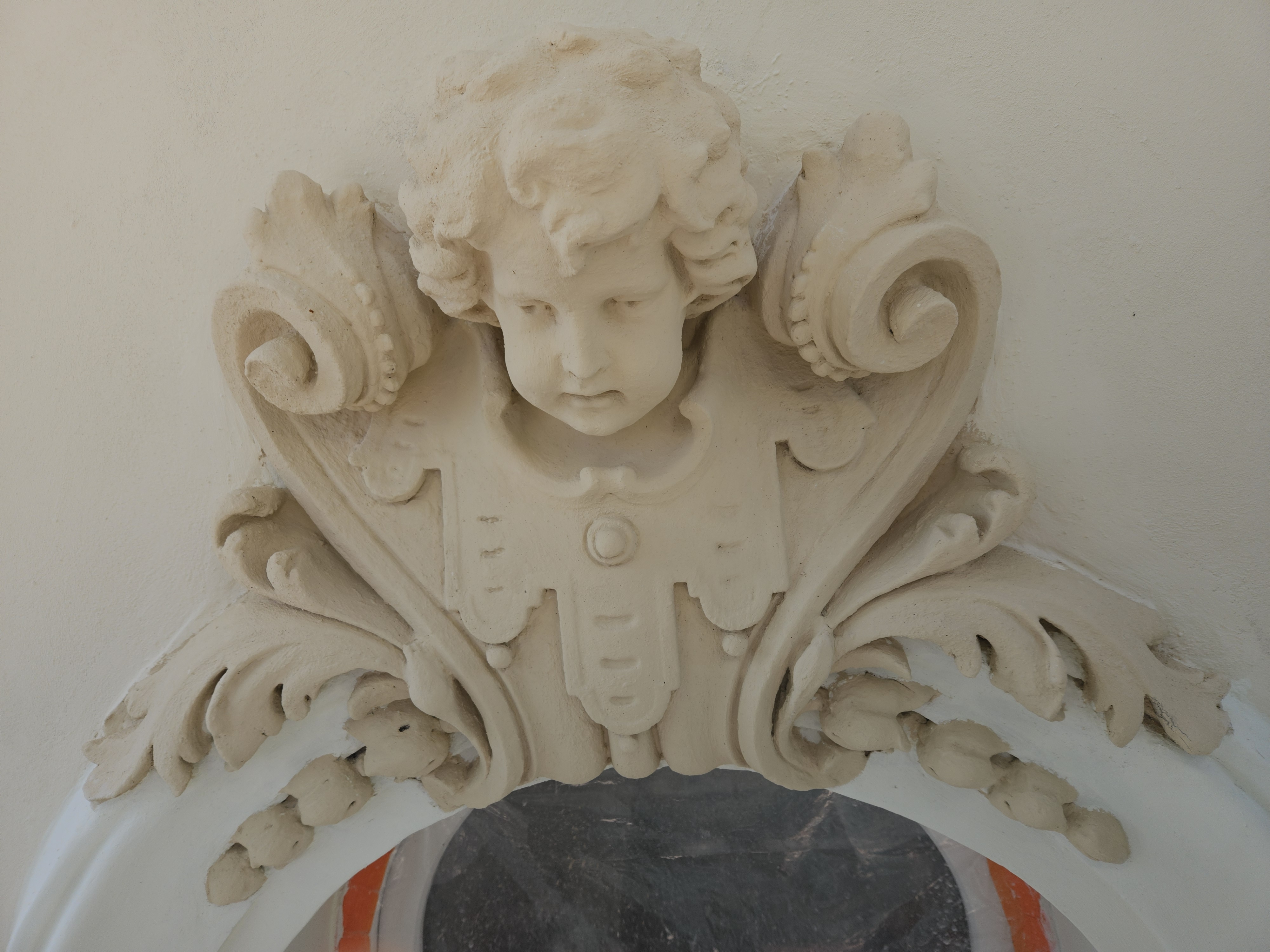 1 Maja 15 willa Karola Steffana detal sztukatorski w trakcie renowacji.