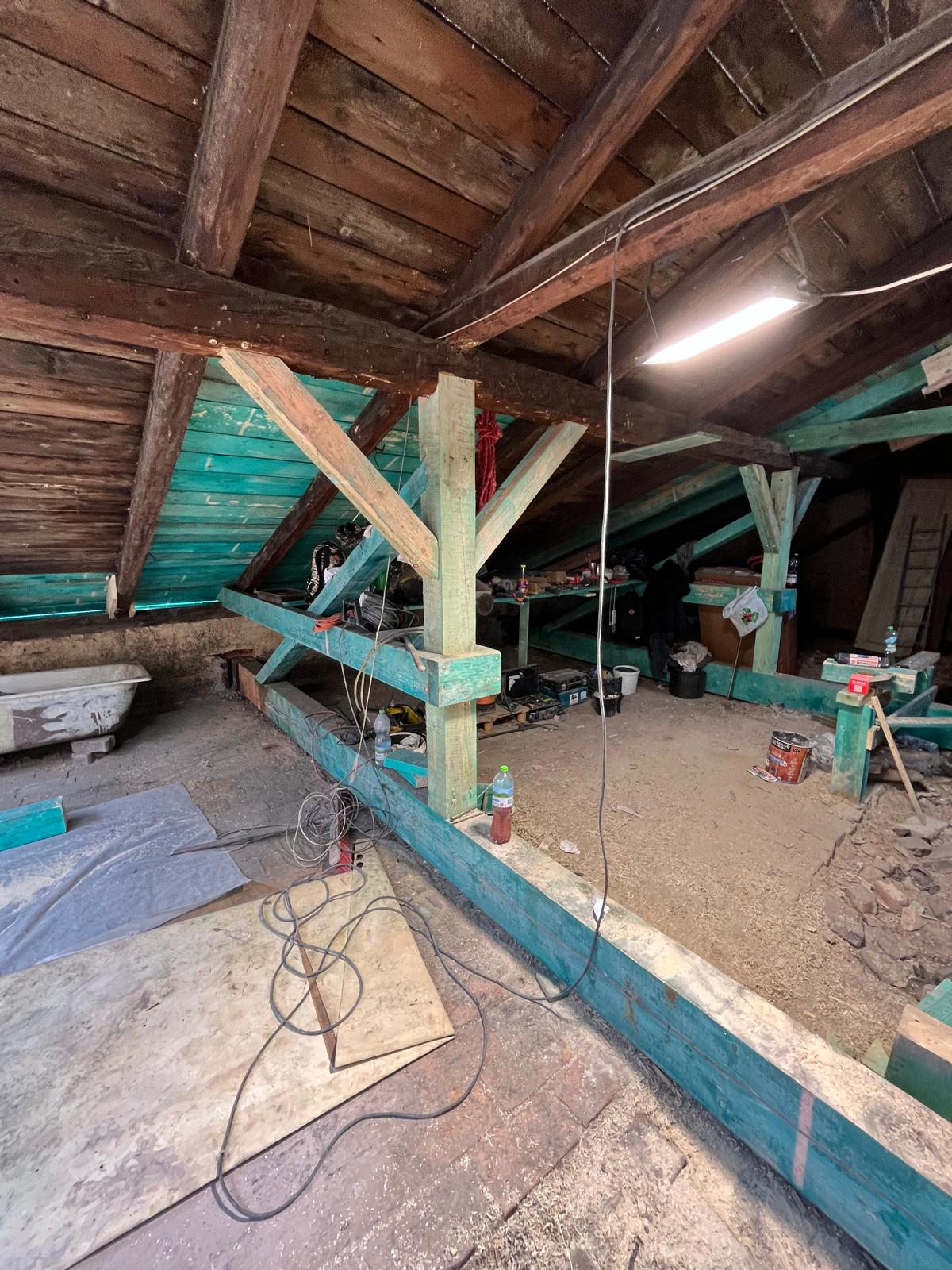 Staszica 3 uzupełnienia w konstrukcji więźby dachowej oraz odeskowaniu.