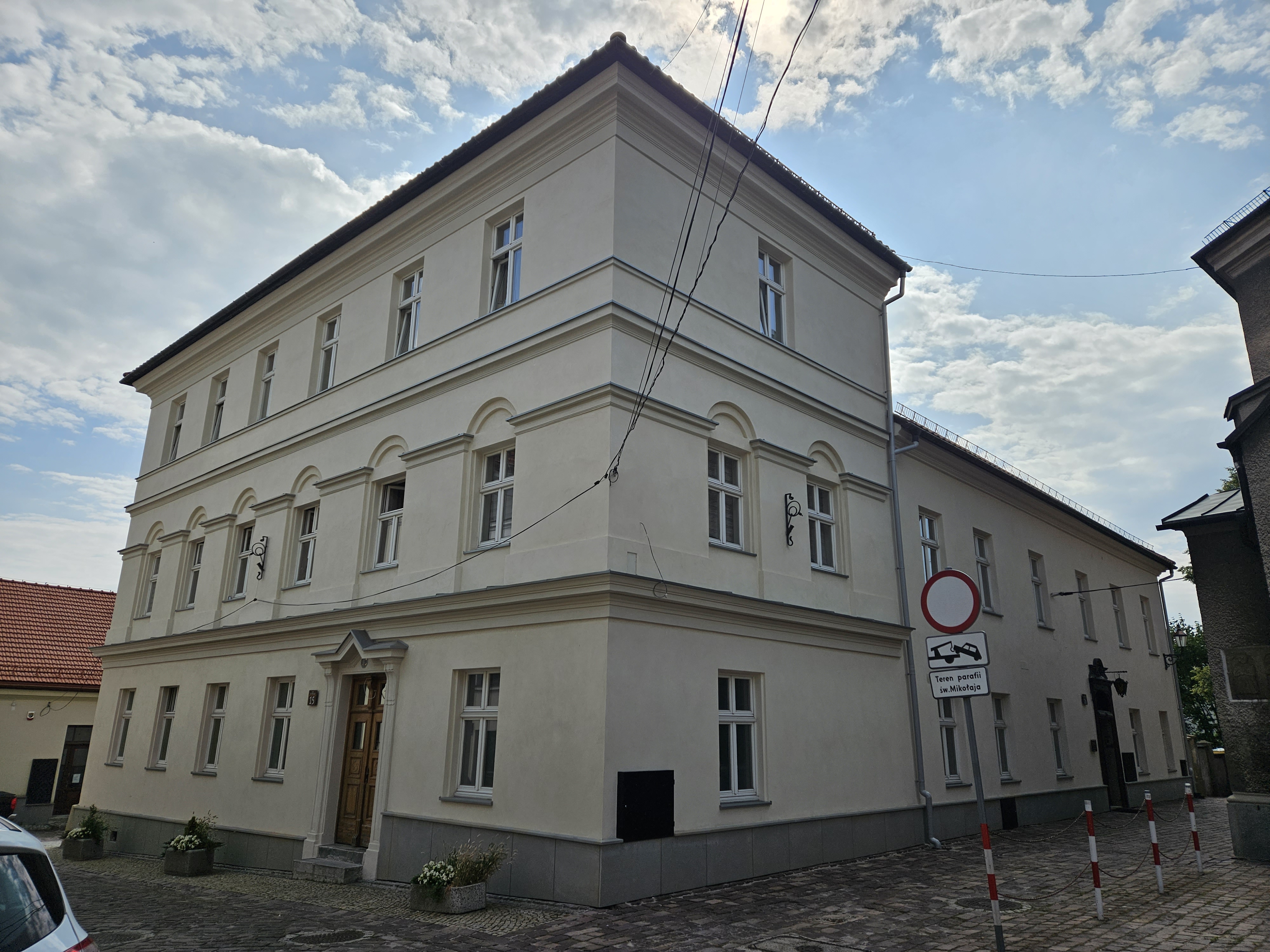 Plebania katedralna widok elewacji po remoncie.