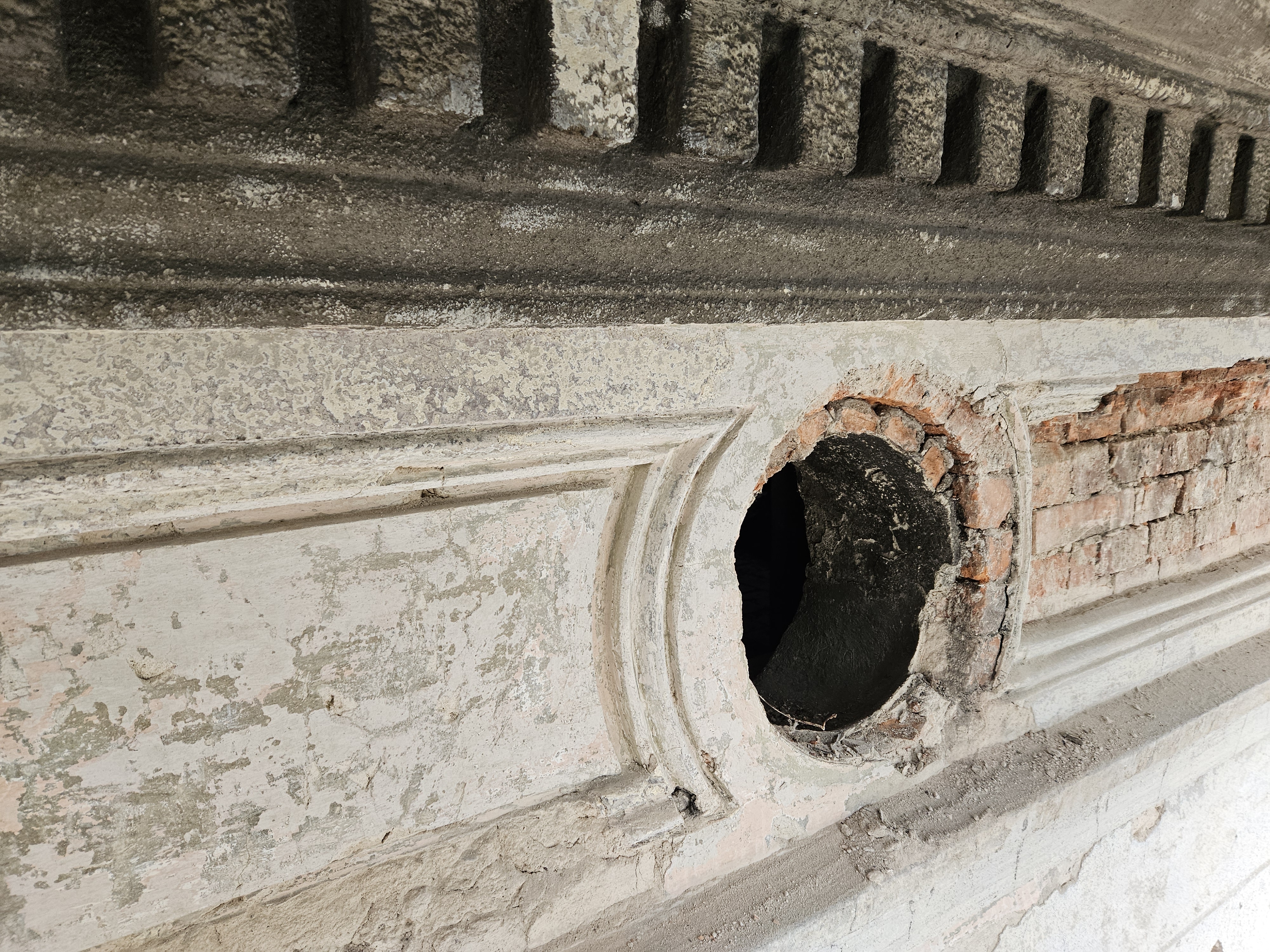 Krakowska 2 czyszczenie detalu sztukatorskiego. 