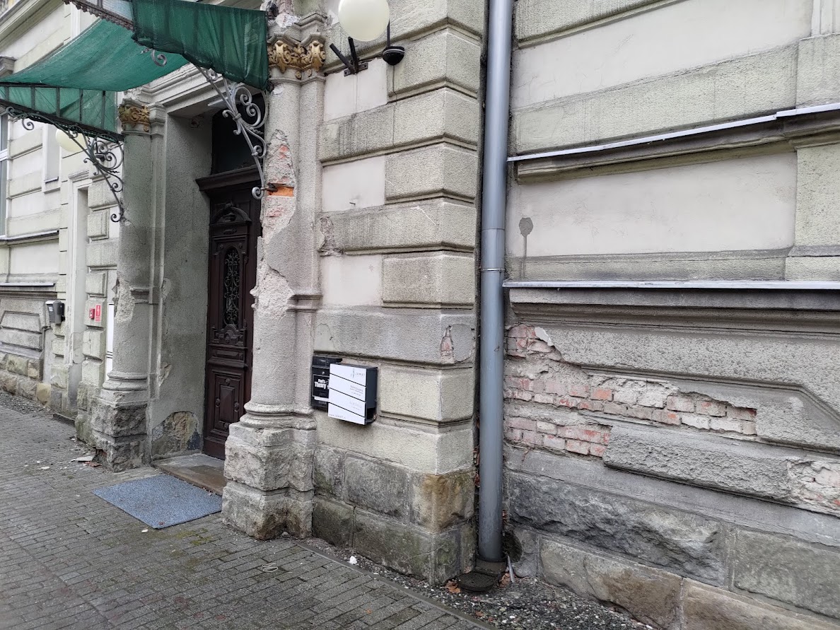 1 Maja 15 willa Karola Steffana widok elewacji przed remontem.