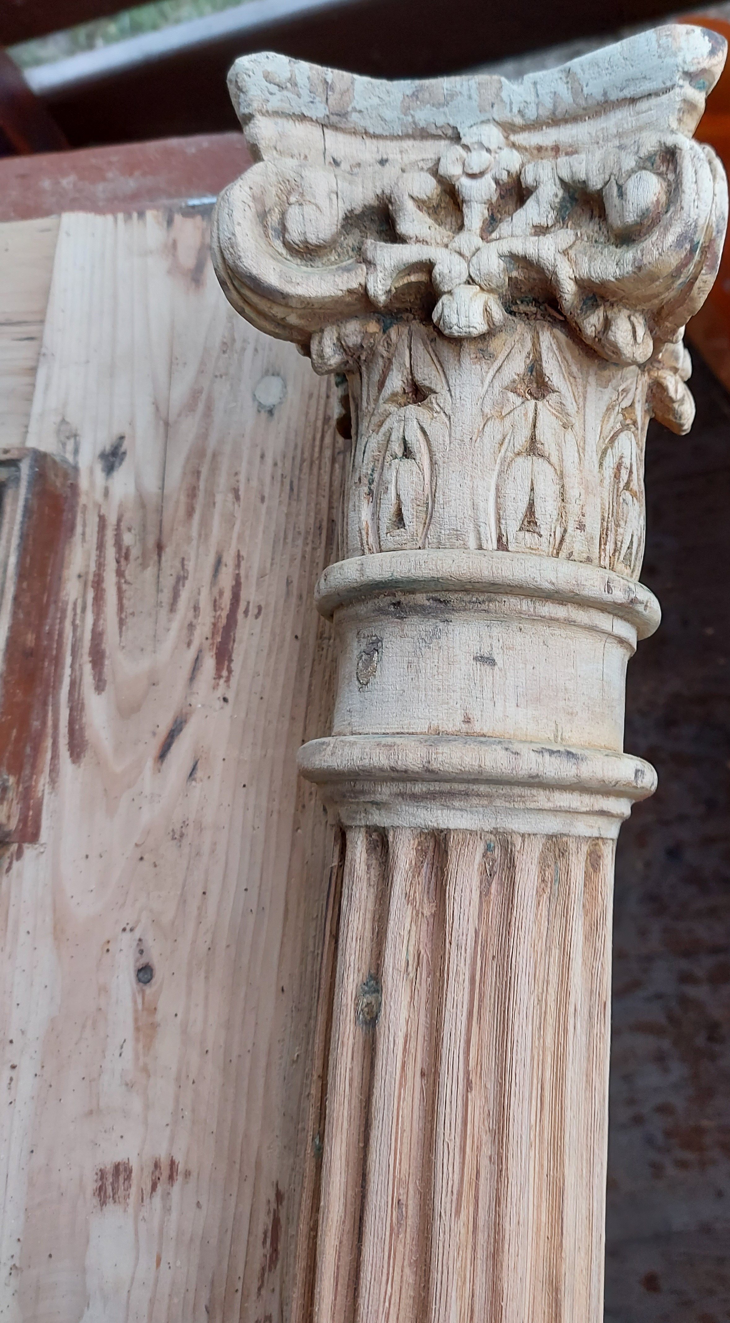 Kolumna listwy przymykowej w trakcie czyszczenia. 