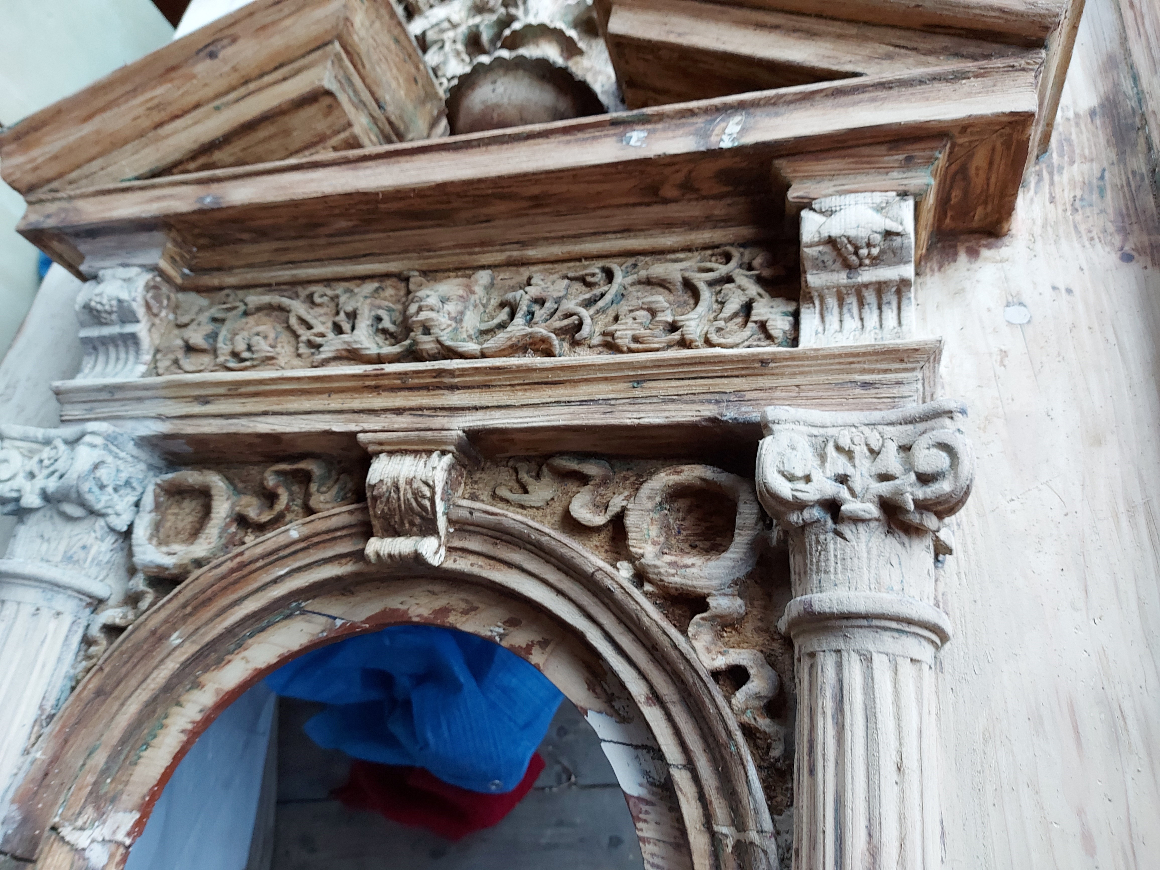 Detal dekoracyjny drzwi w trakcie czyszczenia z wtórnych warstw malarskich.