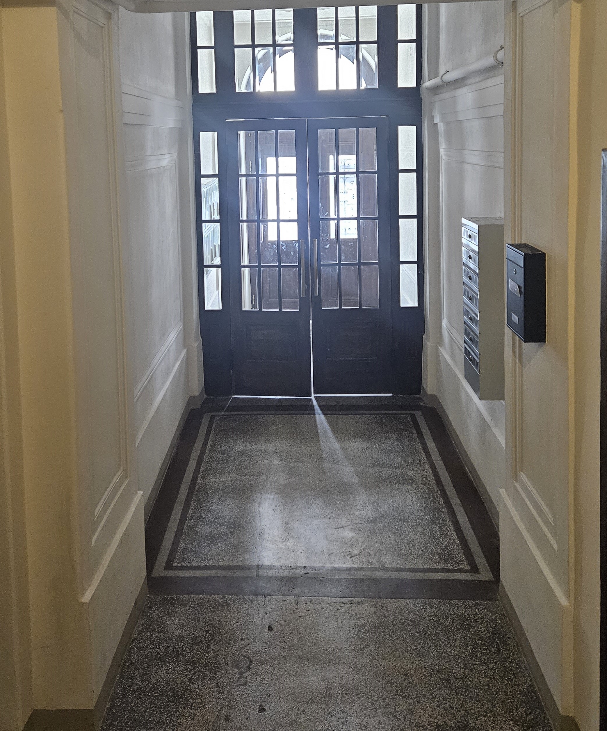 Ratuszowa 2, sień wejściowa po remoncie.