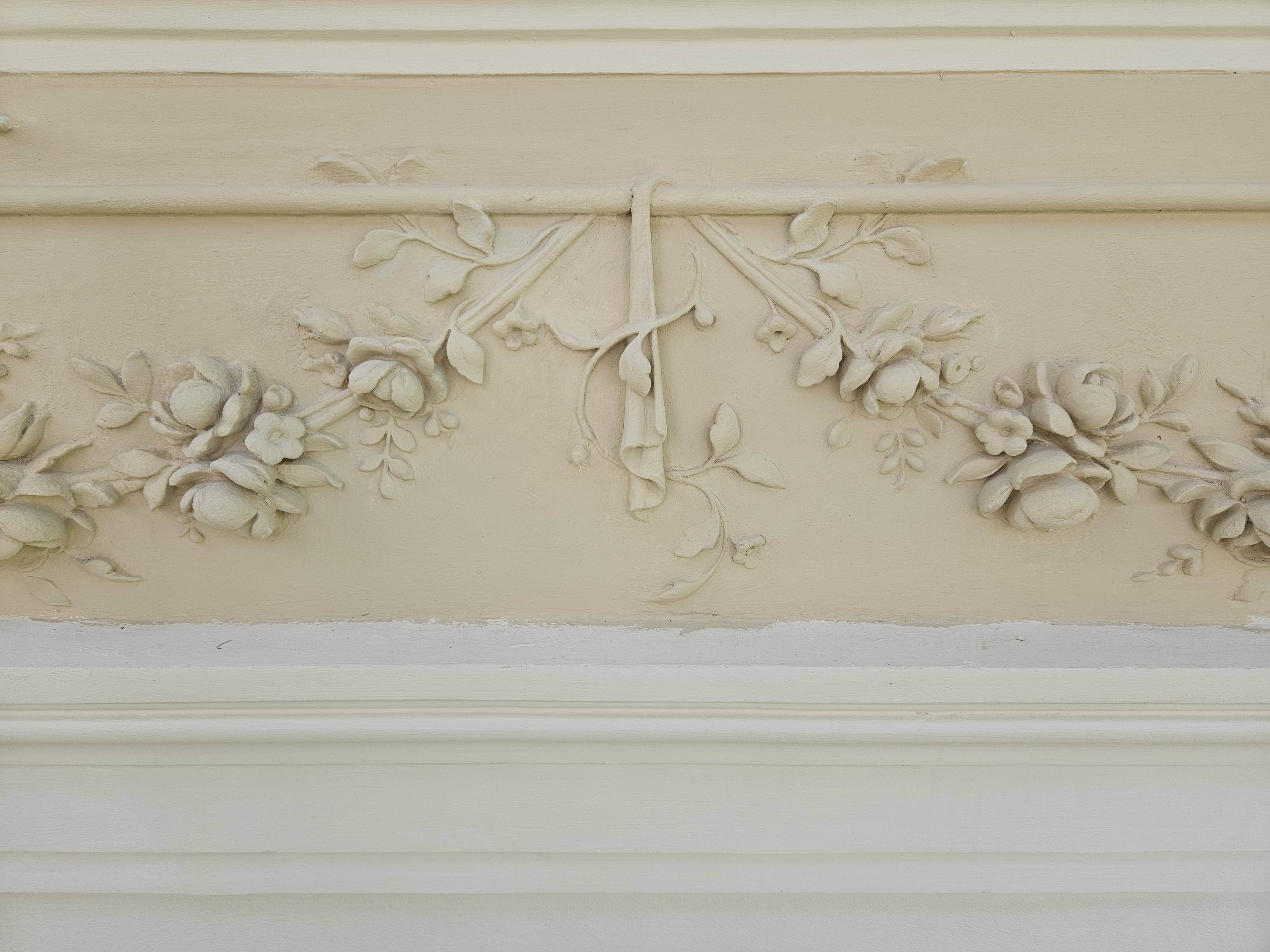 1 Maja 15 willa Karola Steffana detal sztukatorski w trakcie renowacji.