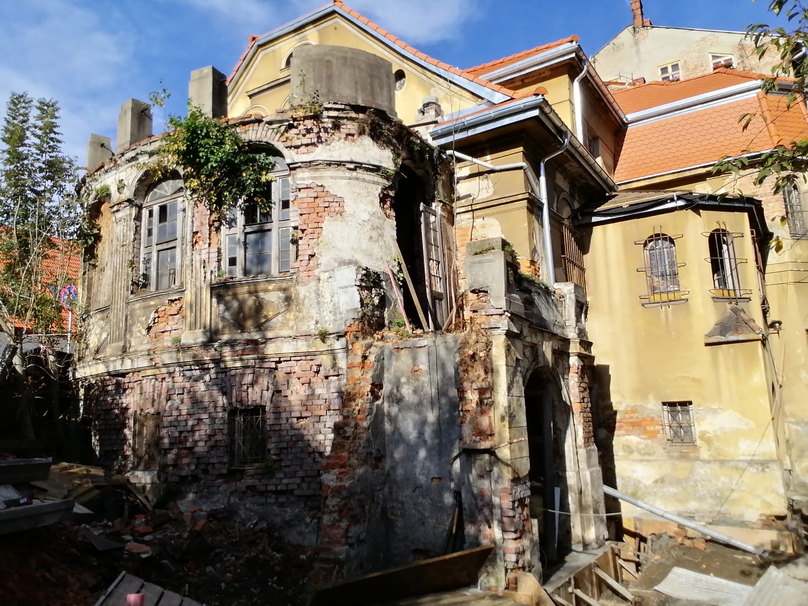 Cieszyńska 23a stan elewacji ogrodowej przed remontem.