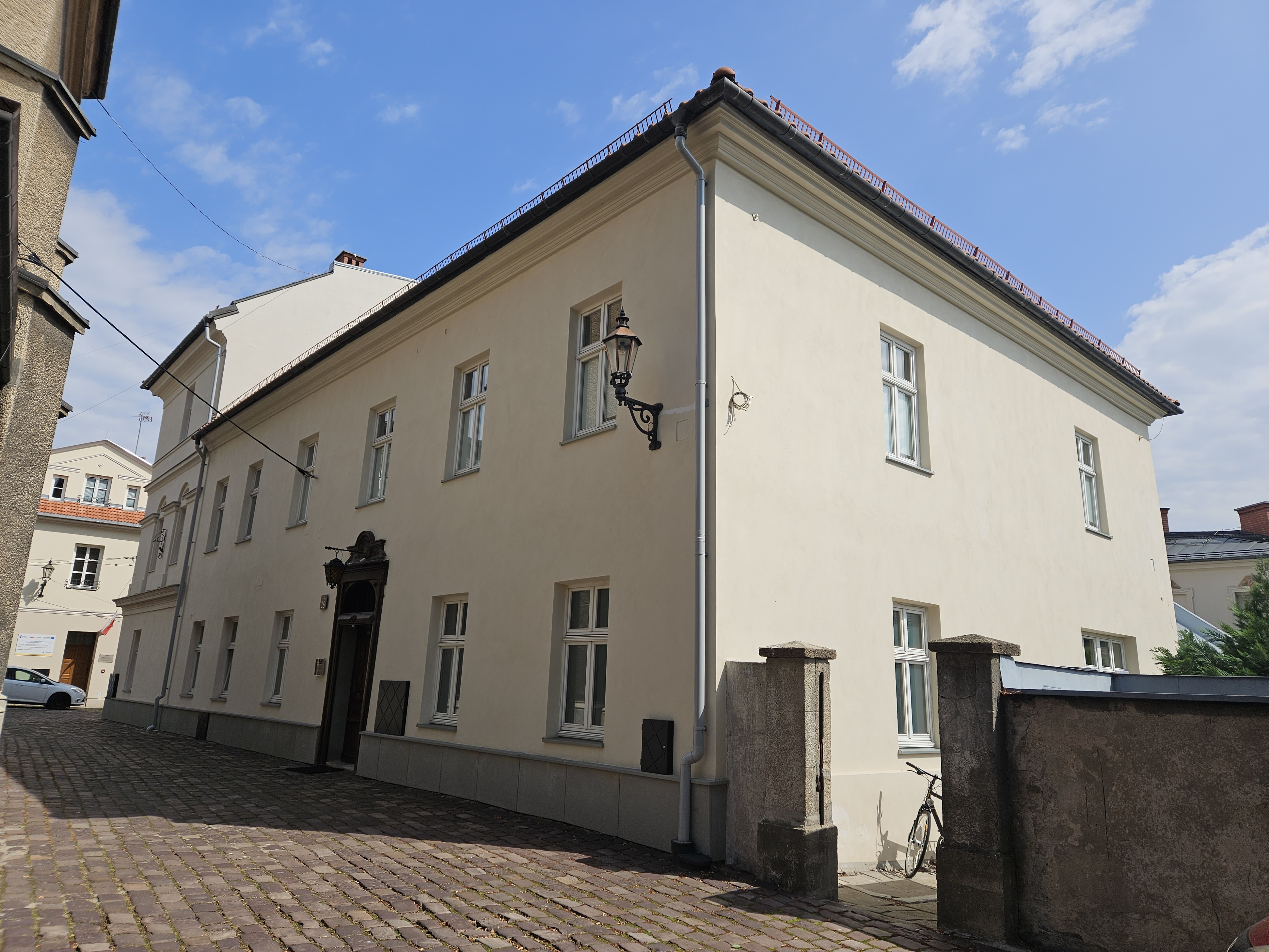 Plebania katedralna widok elewacji po remoncie.