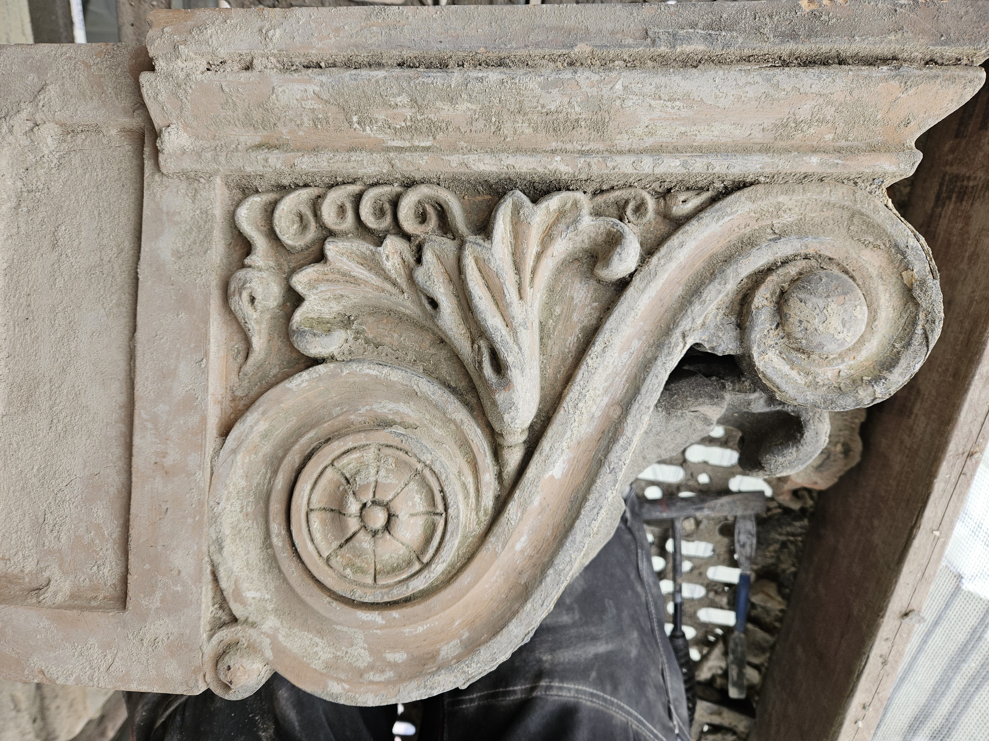 Krakowska 2 czyszczenie detalu sztukatorskiego. 