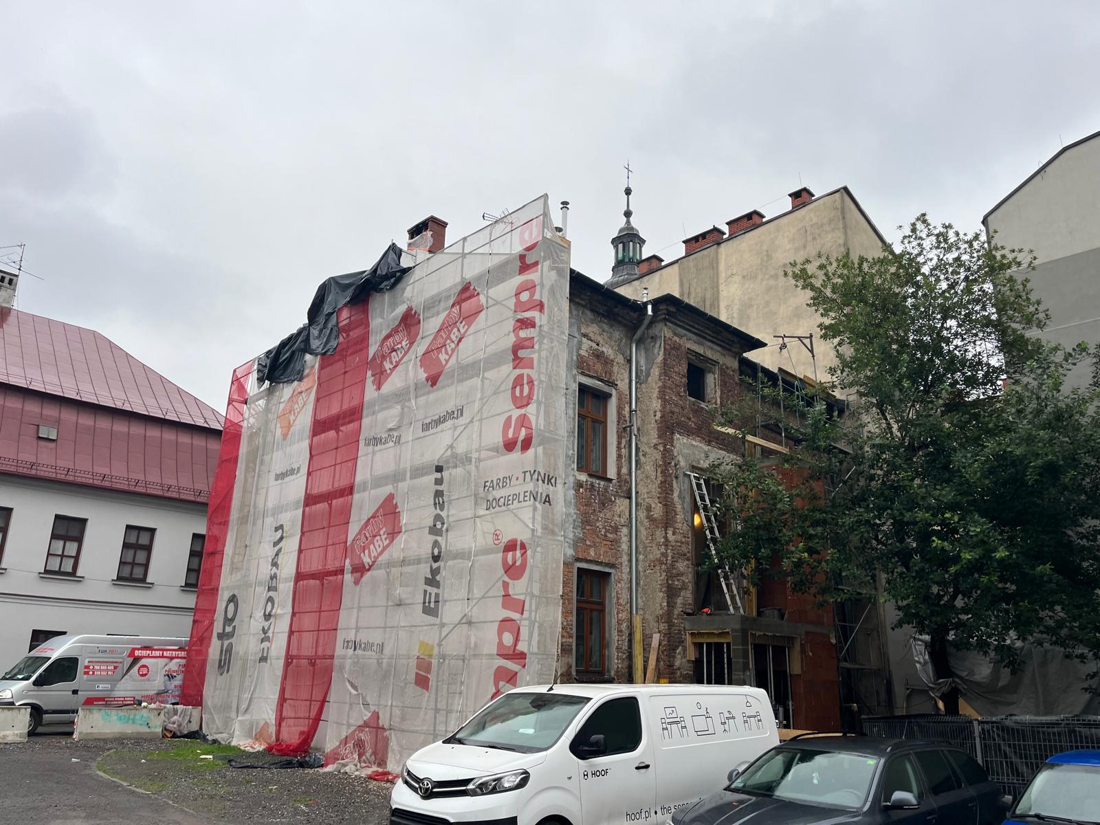 Staszica 3 stan elewacji podwórzowej przed remontem.