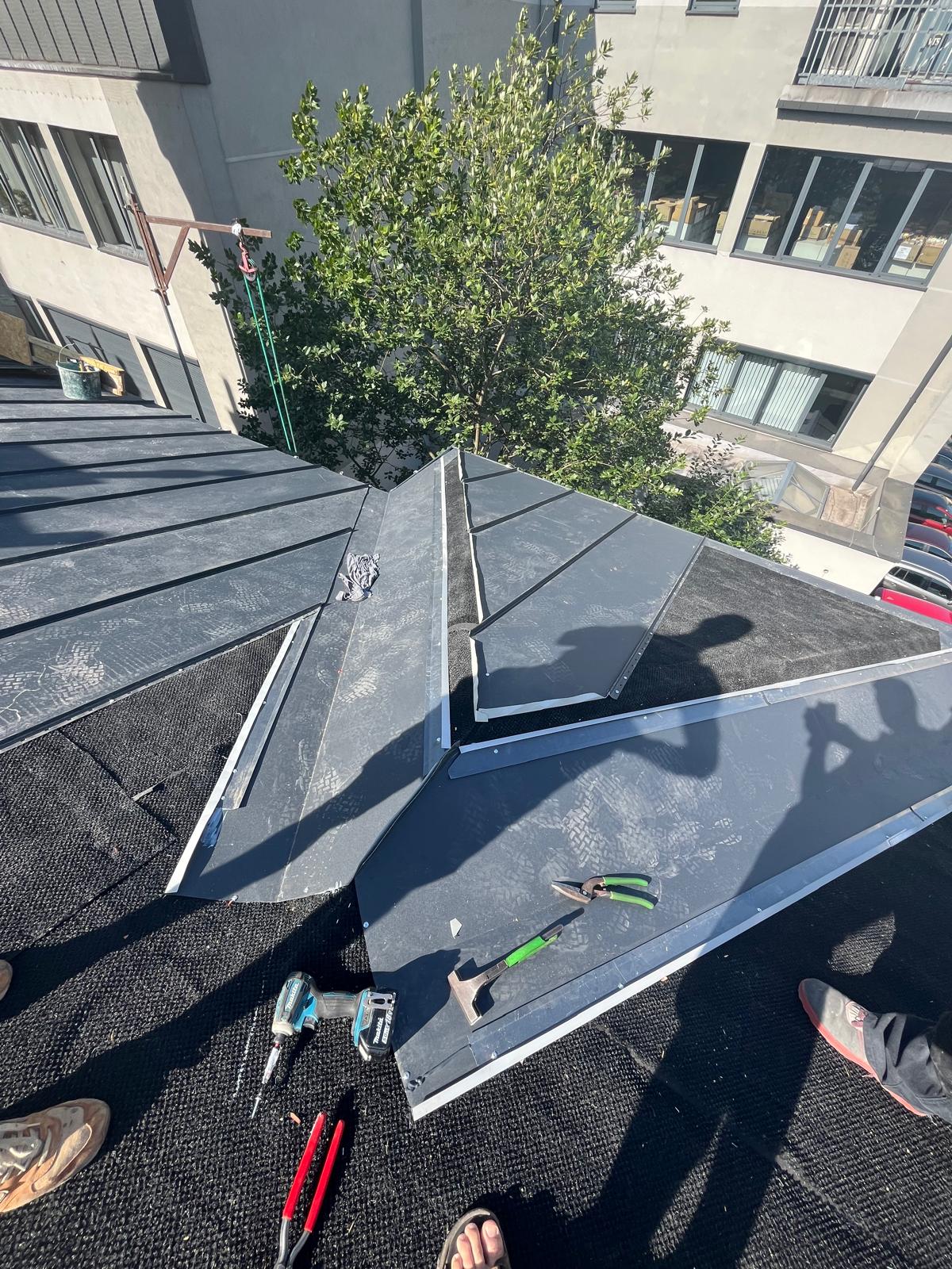 Staszica 3 montaż blachy na połaci dachowej. 