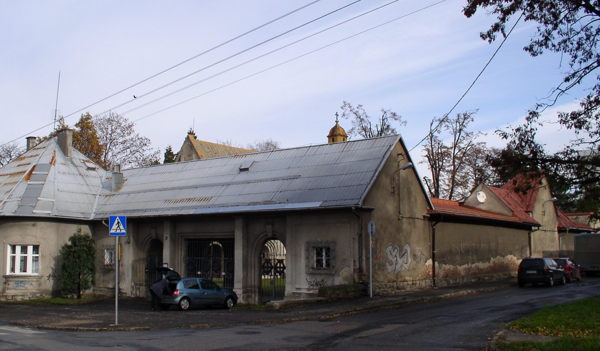 Cmentarz ewangelicki przy ul. Listopadowej/Asnyka elewacje przed remontem.