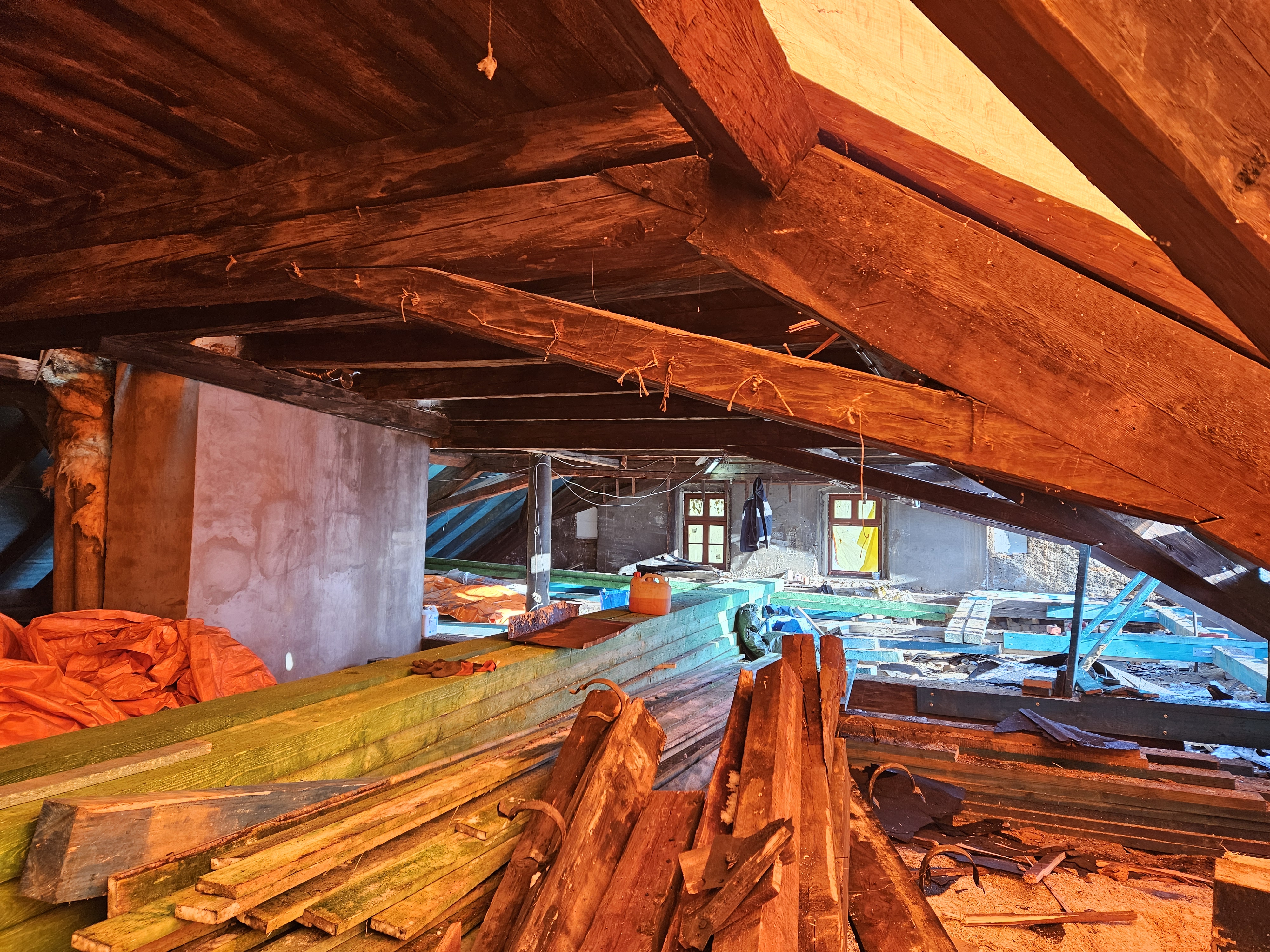 Sobieskiego 22 widok więźby dachowej podczas remontu.