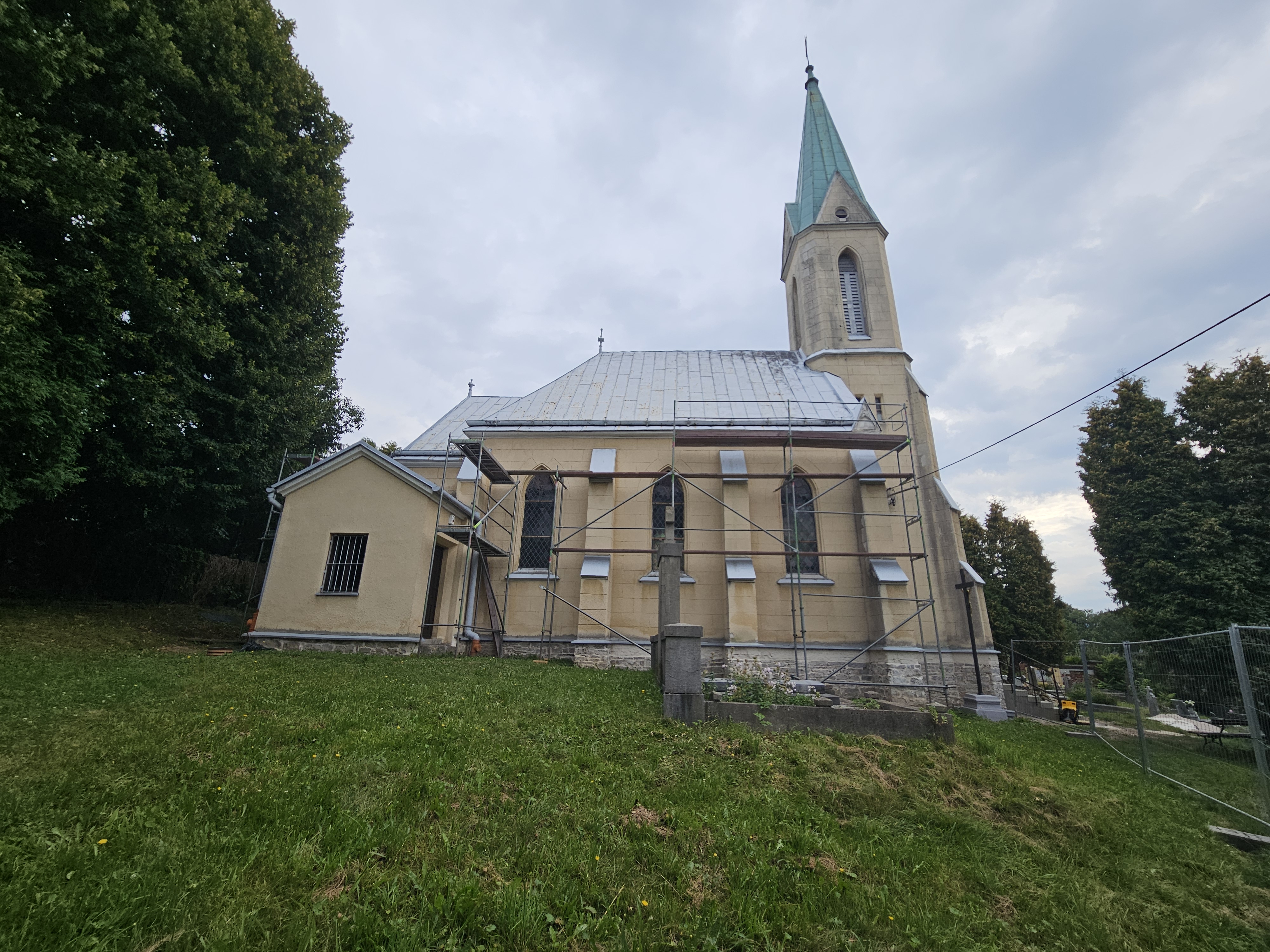 Kaplica na cmentarzu ewangelickim przed remontem. 