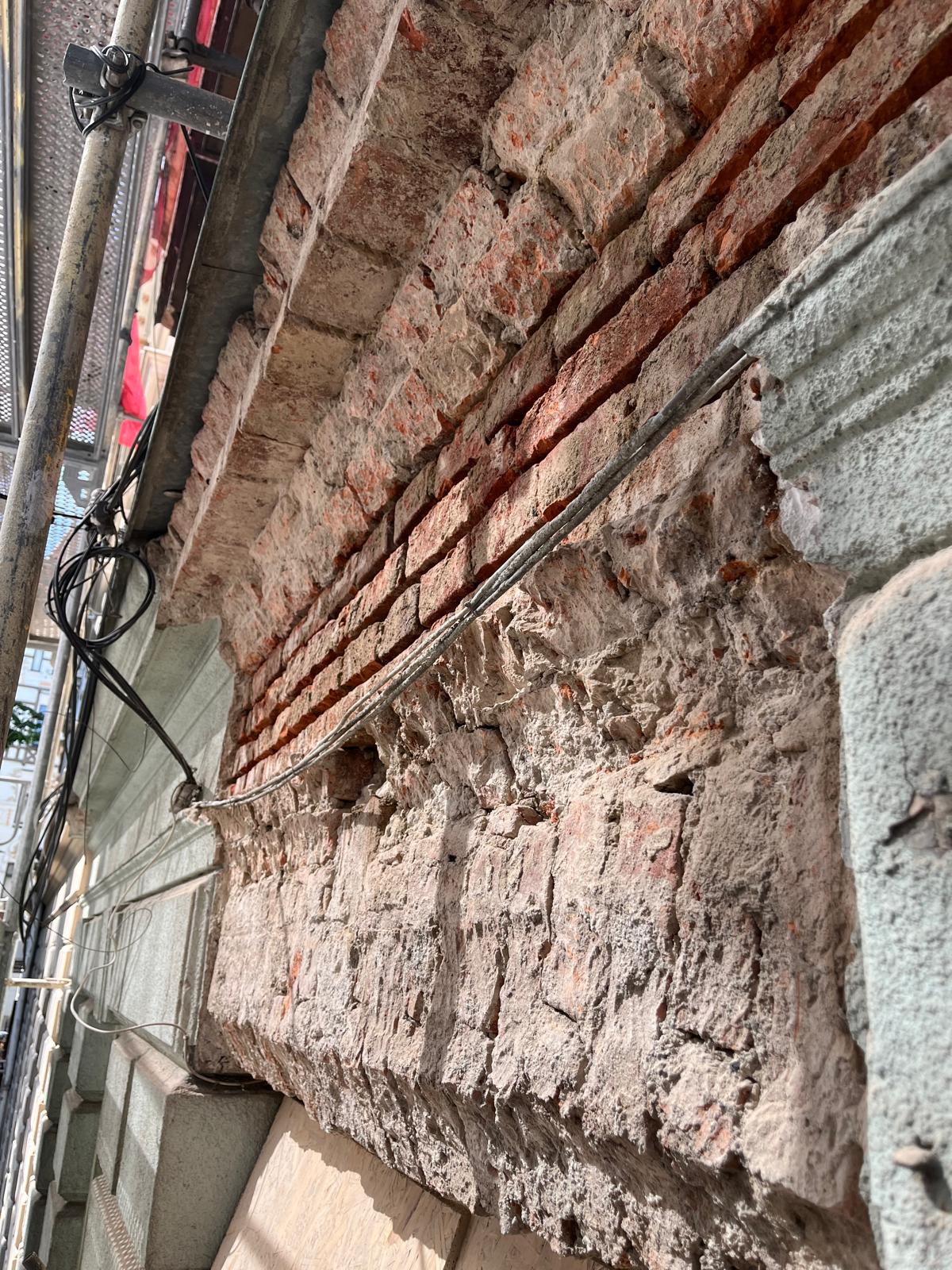 Staszica 3 stan detalu elewacji frontowej przed remontem.