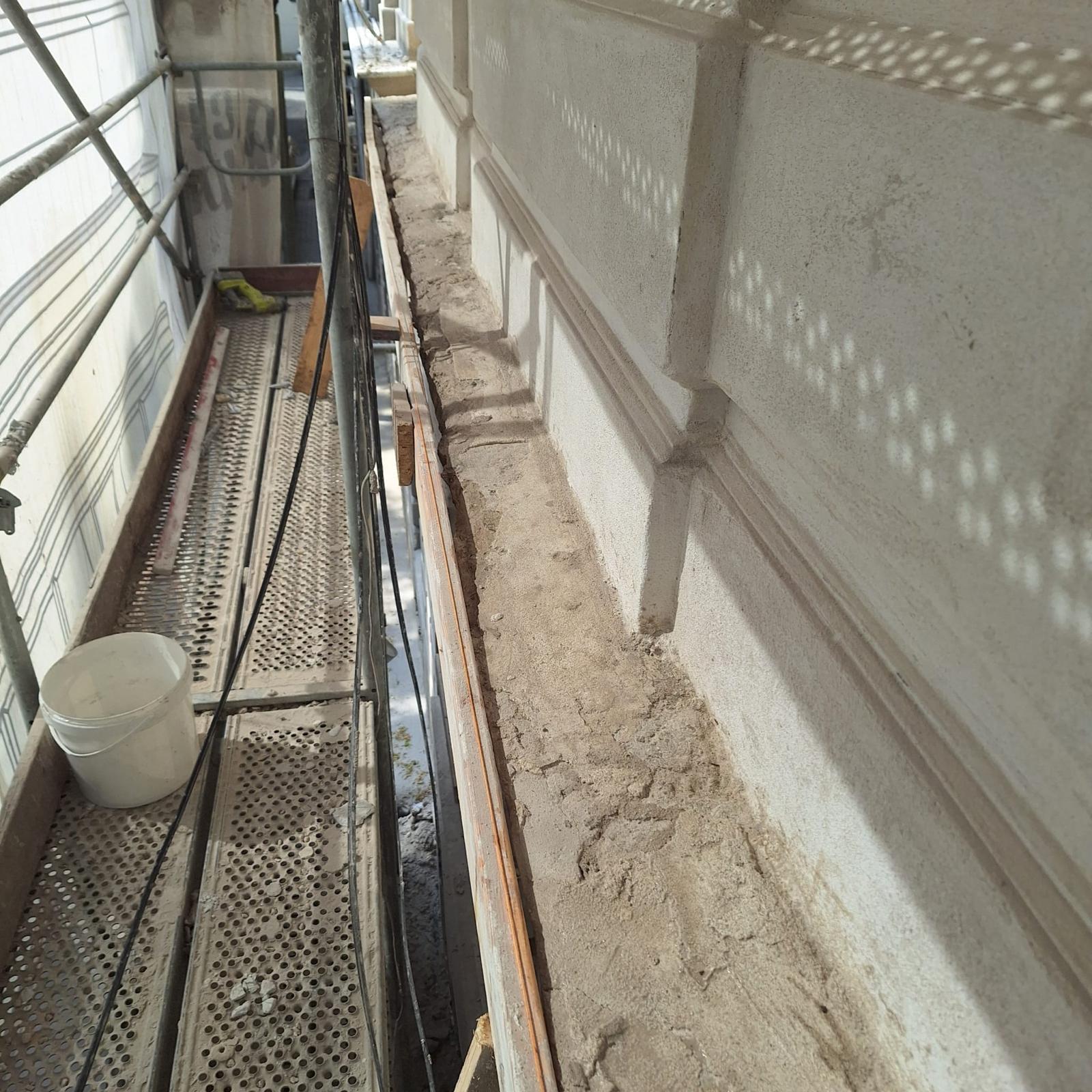 Staszica 3 wykonywanie boniowania na elewacji frontowej.