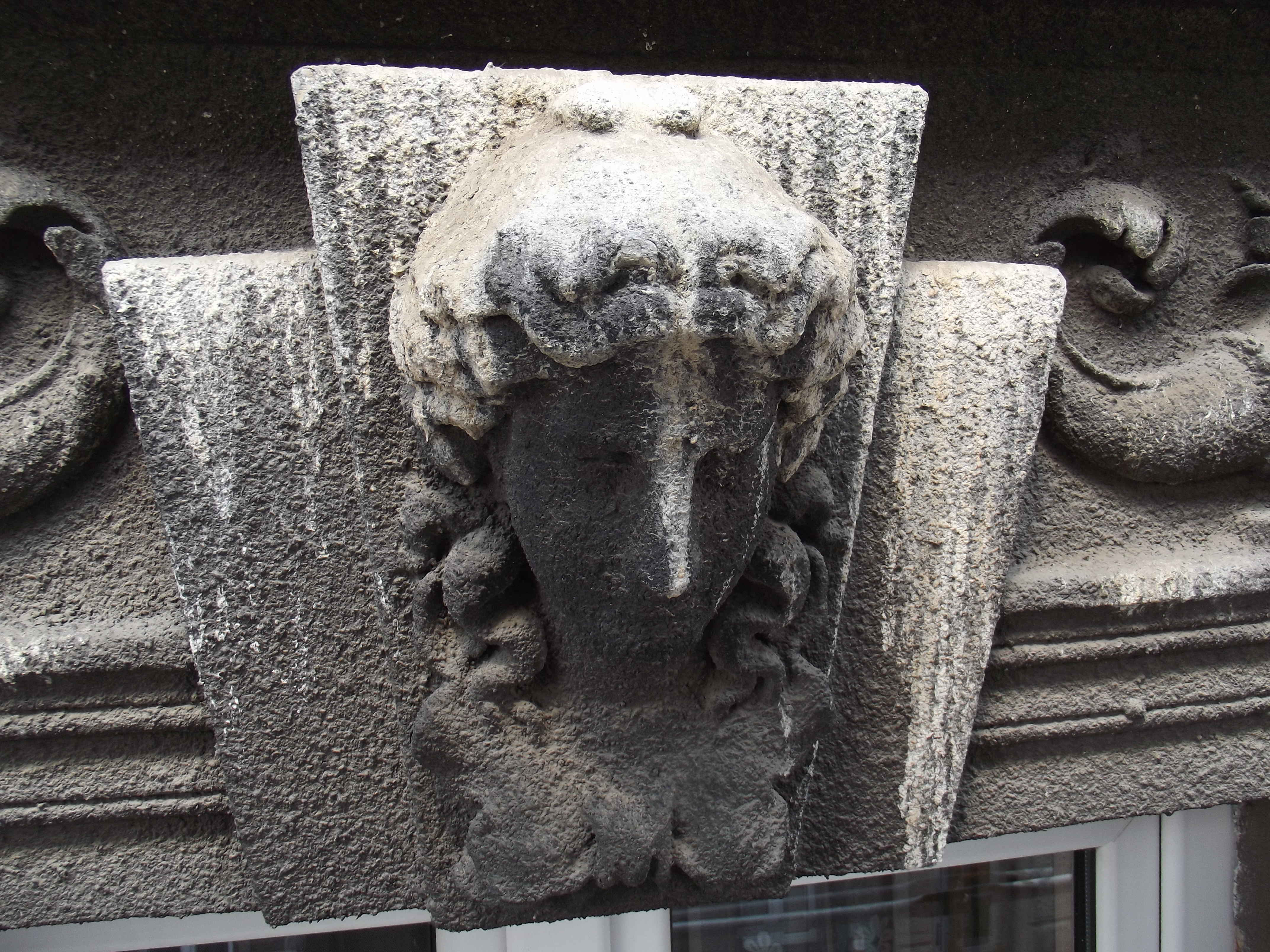 Cieszyńska 14 stan detalu elewacji przed remontem.