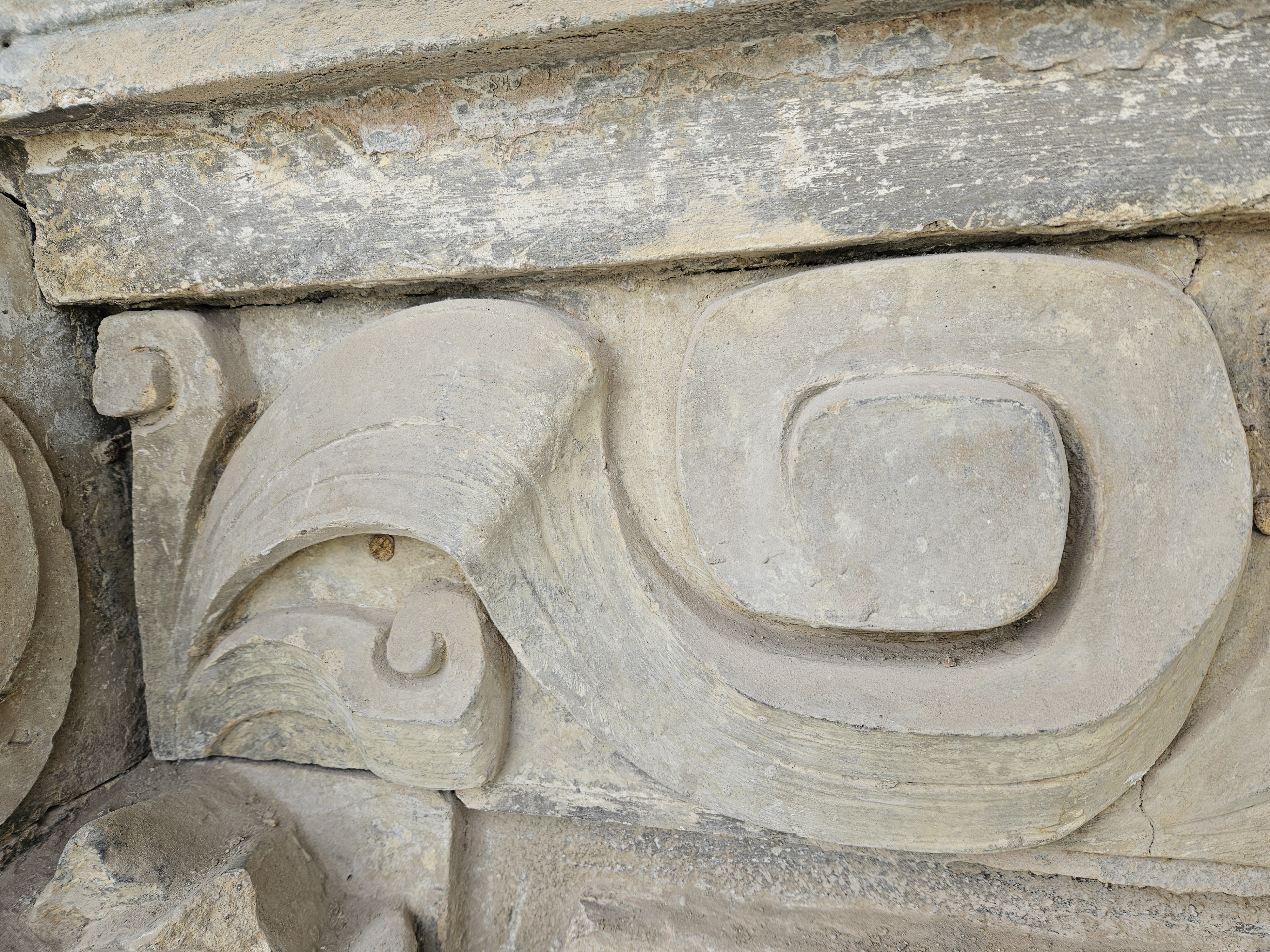 3 Maja 1a detal sztukatorski w trakcie czyszczenia.