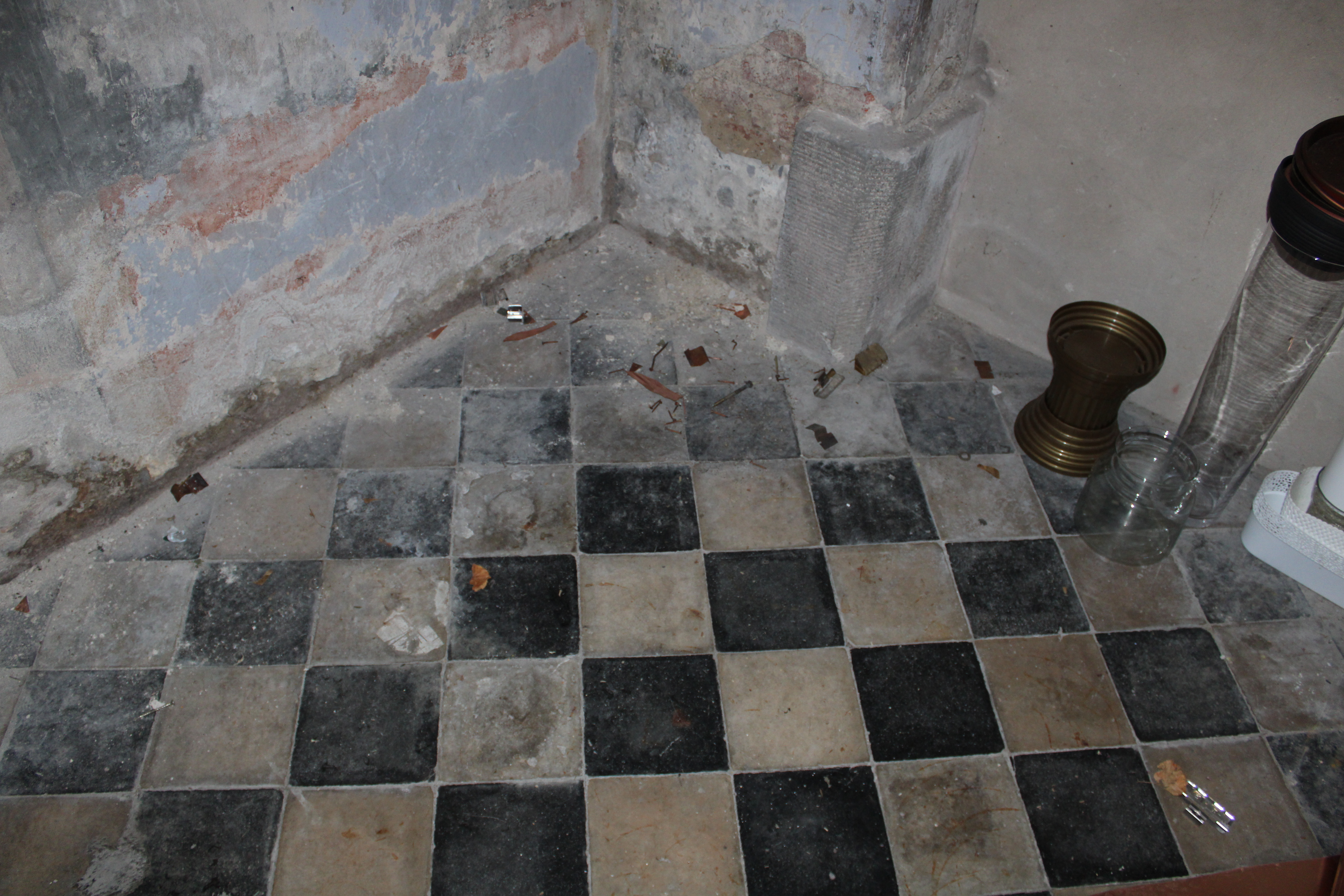 Kościół p.w. św. Małgorzaty zakrystia i resztki zużytej oryginalnej posadzki.