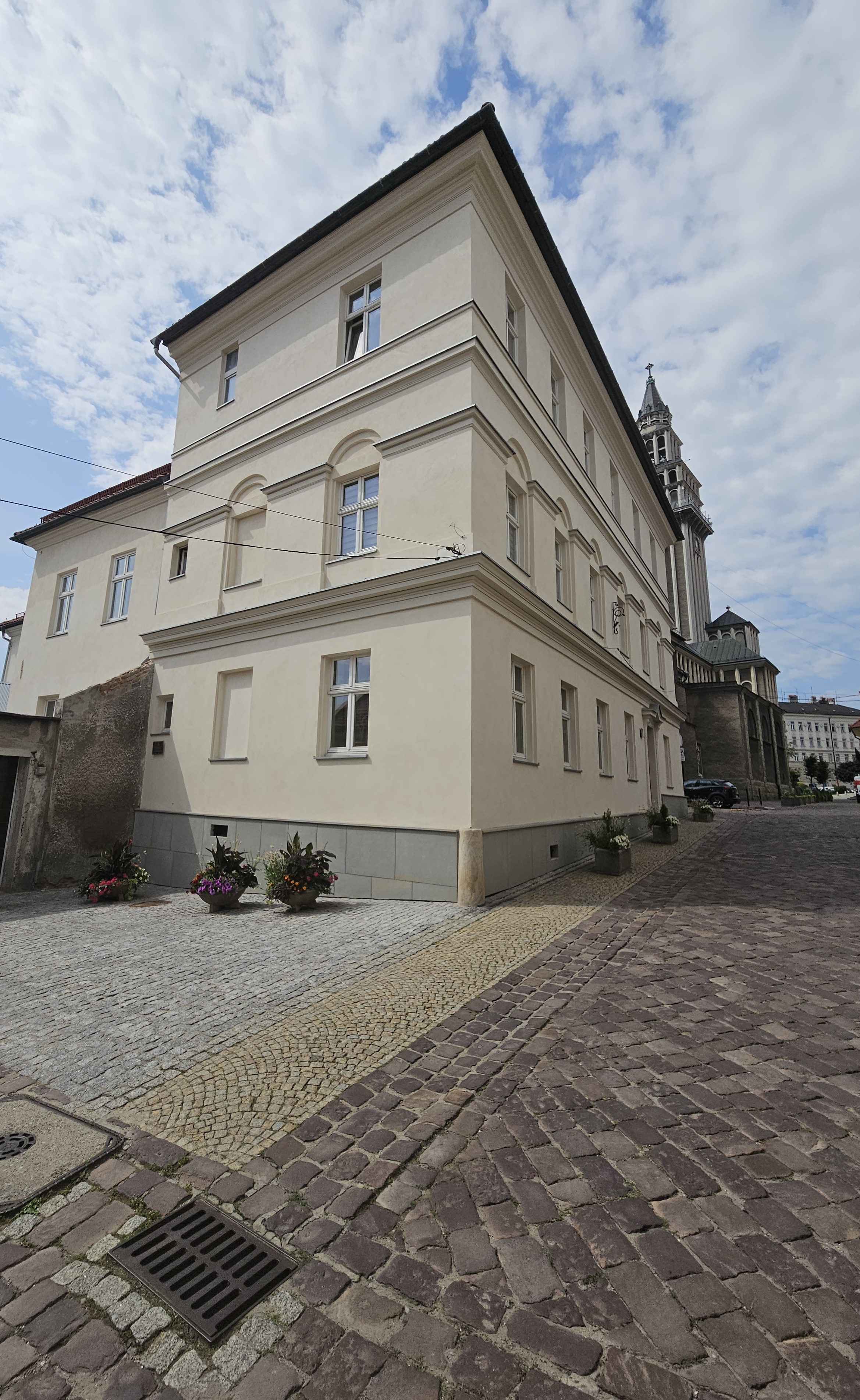 Plebania katedralna widok elewacji po remoncie.