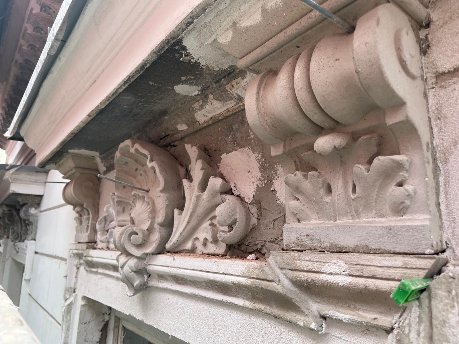 Staszica 3 renowacja detalu sztukatorskiego elewacji frontowej.