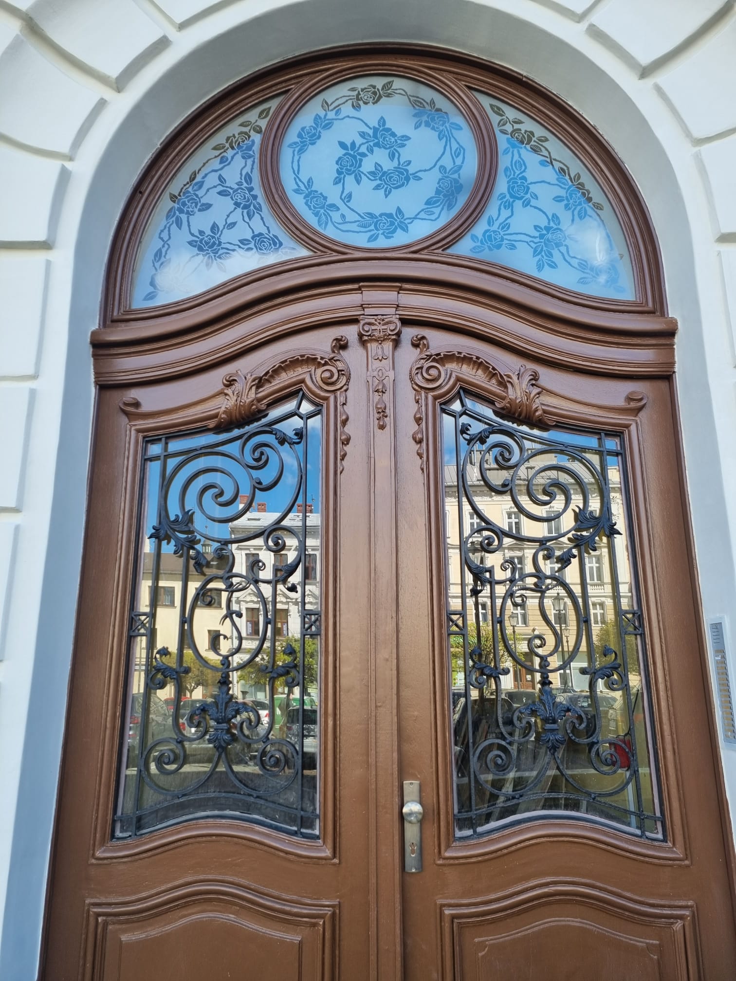 pl. Wolności 10 widok drzwi wejściowych po renowacji. 