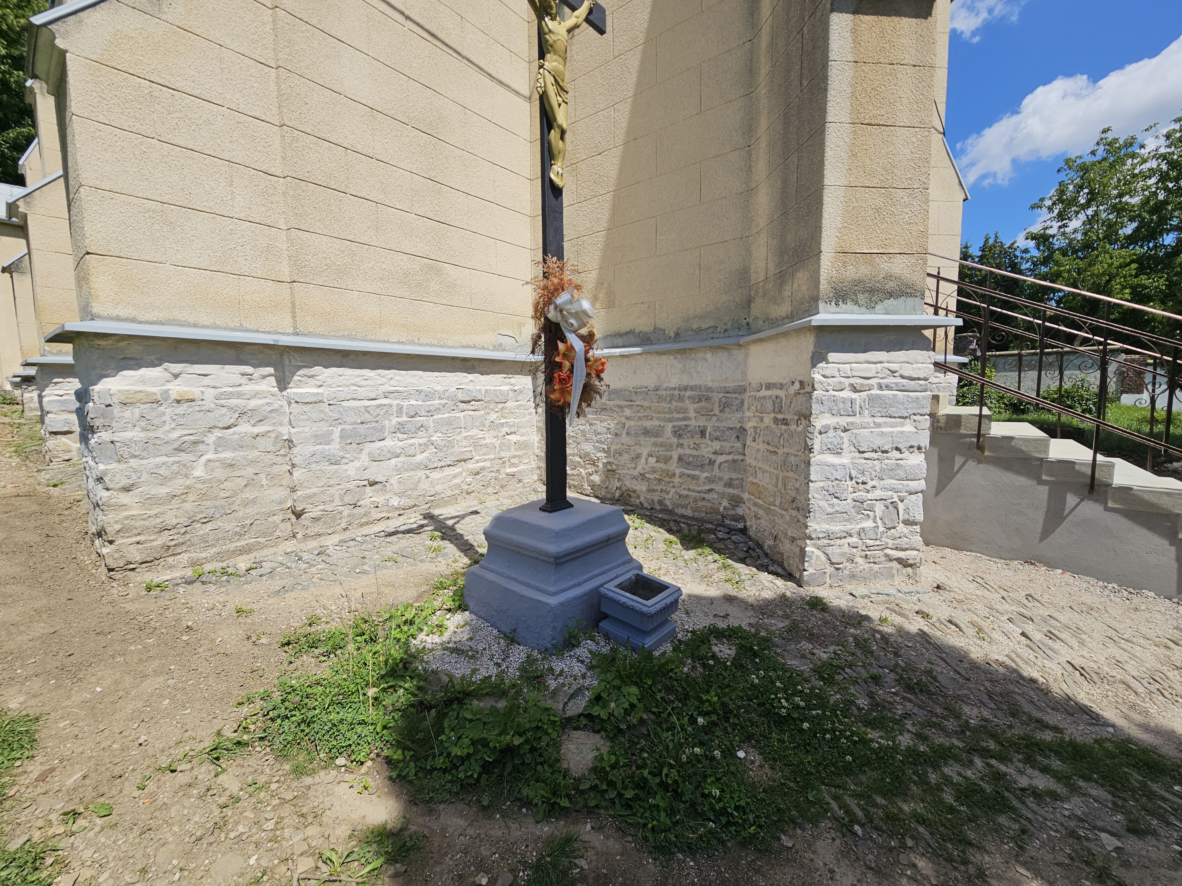 Kaplica na cmentarzu ewangelickim cokół kamienny po renowacji.