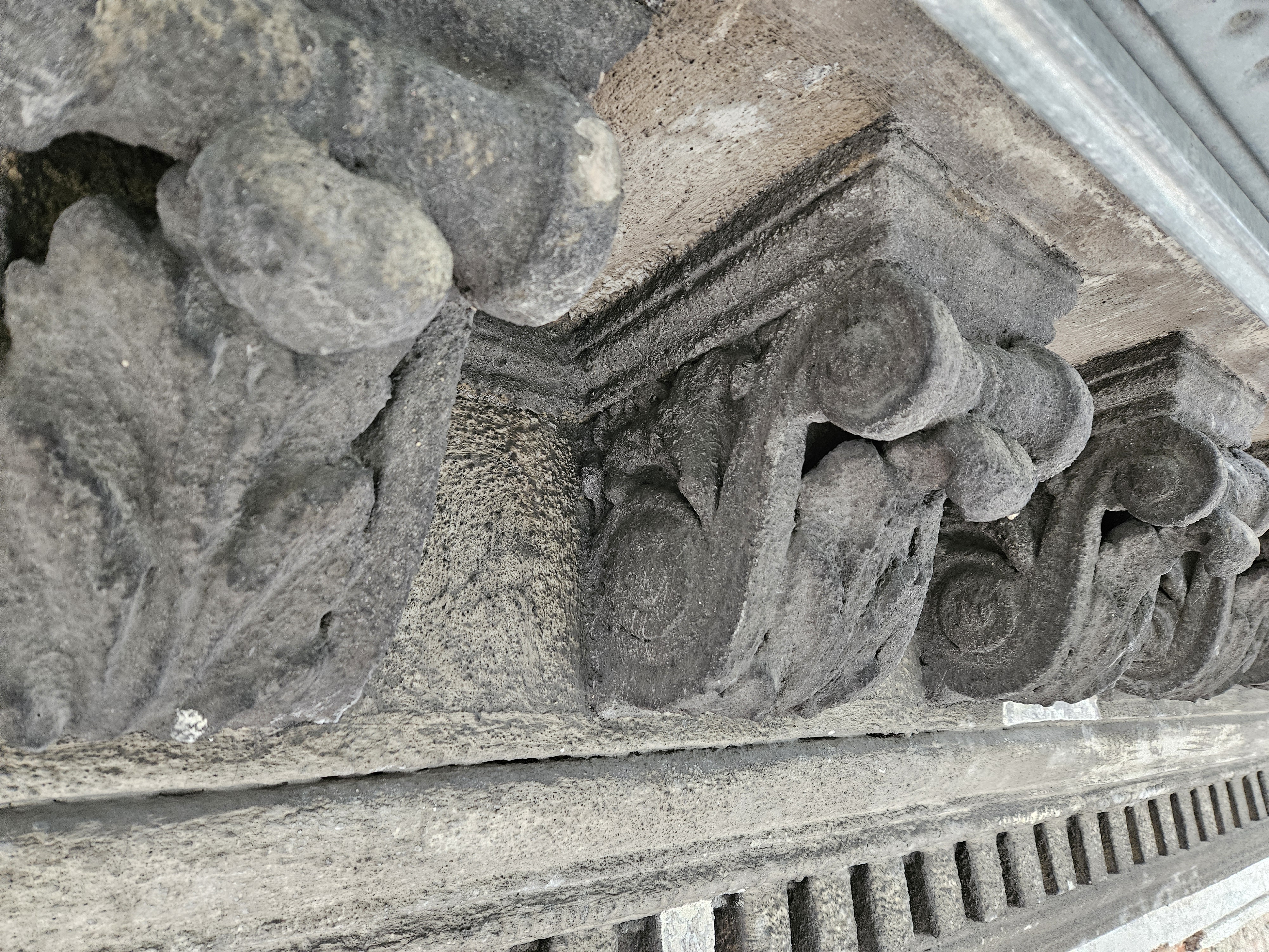 Krakowska 2 stan detalu sztukatorskiego przed remontem. 