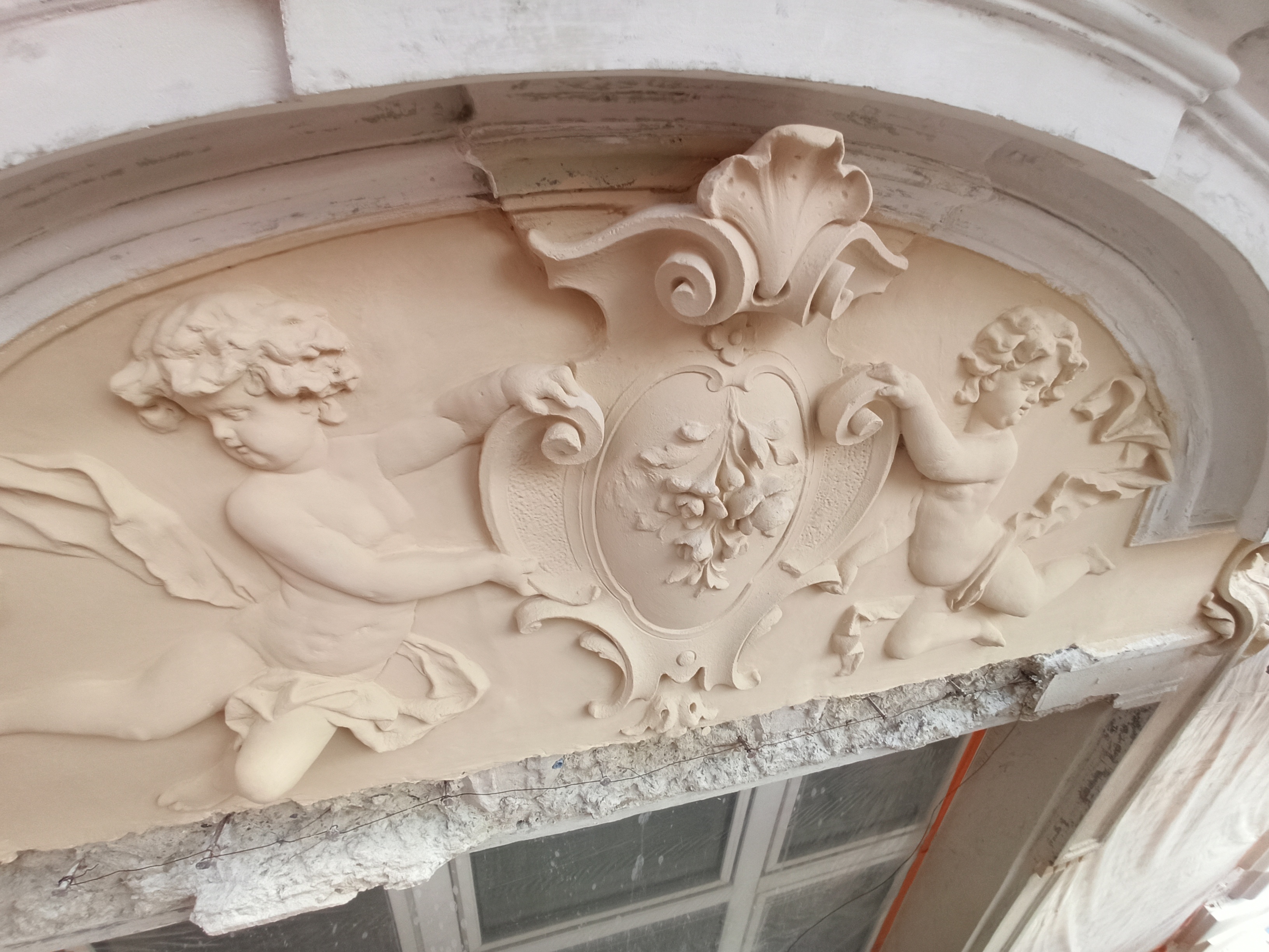 1 Maja 15 willa Karola Steffana detal sztukatorski w trakcie renowacji.