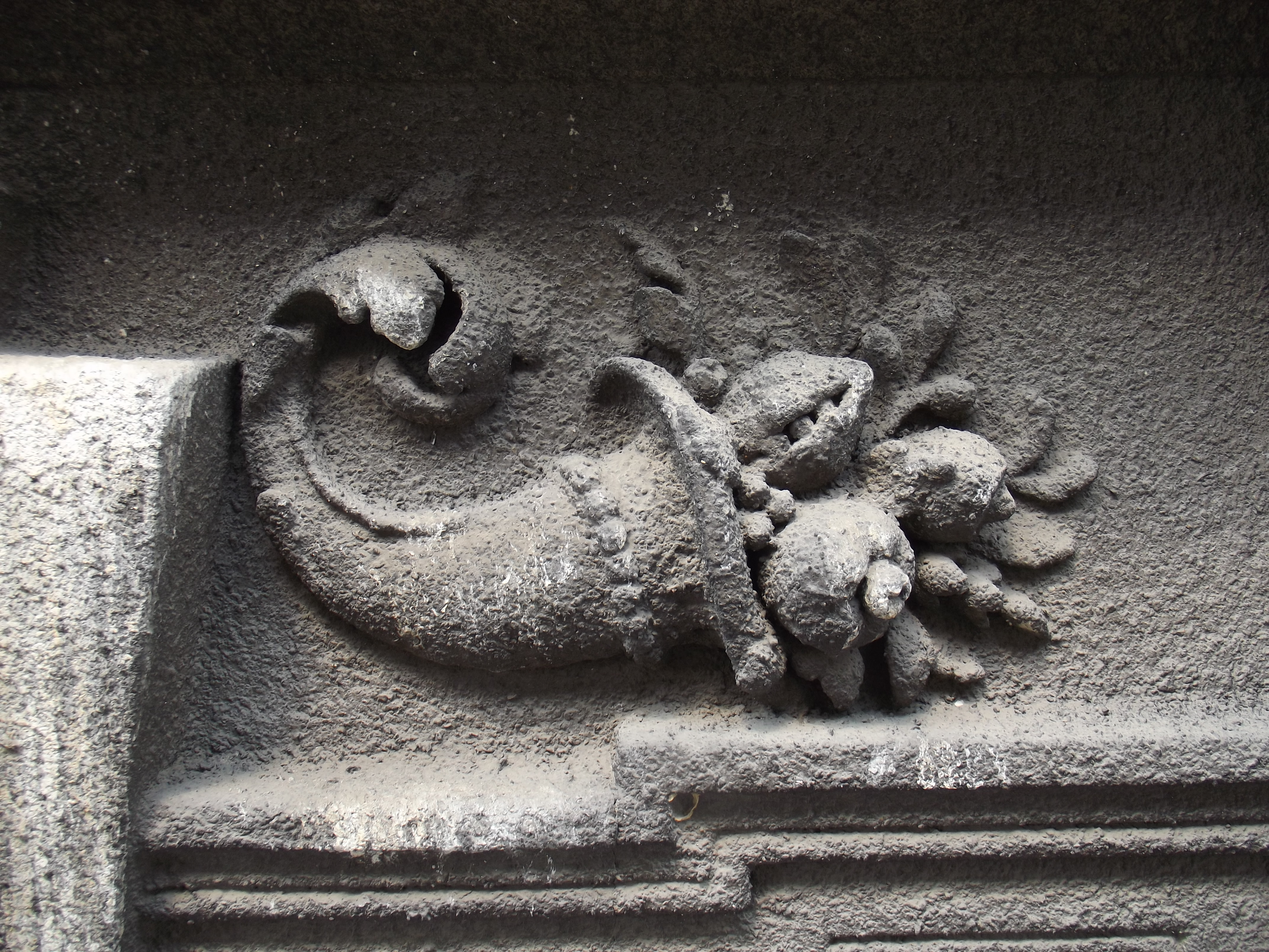 Cieszyńska 14 stan detalu elewacji przed remontem.