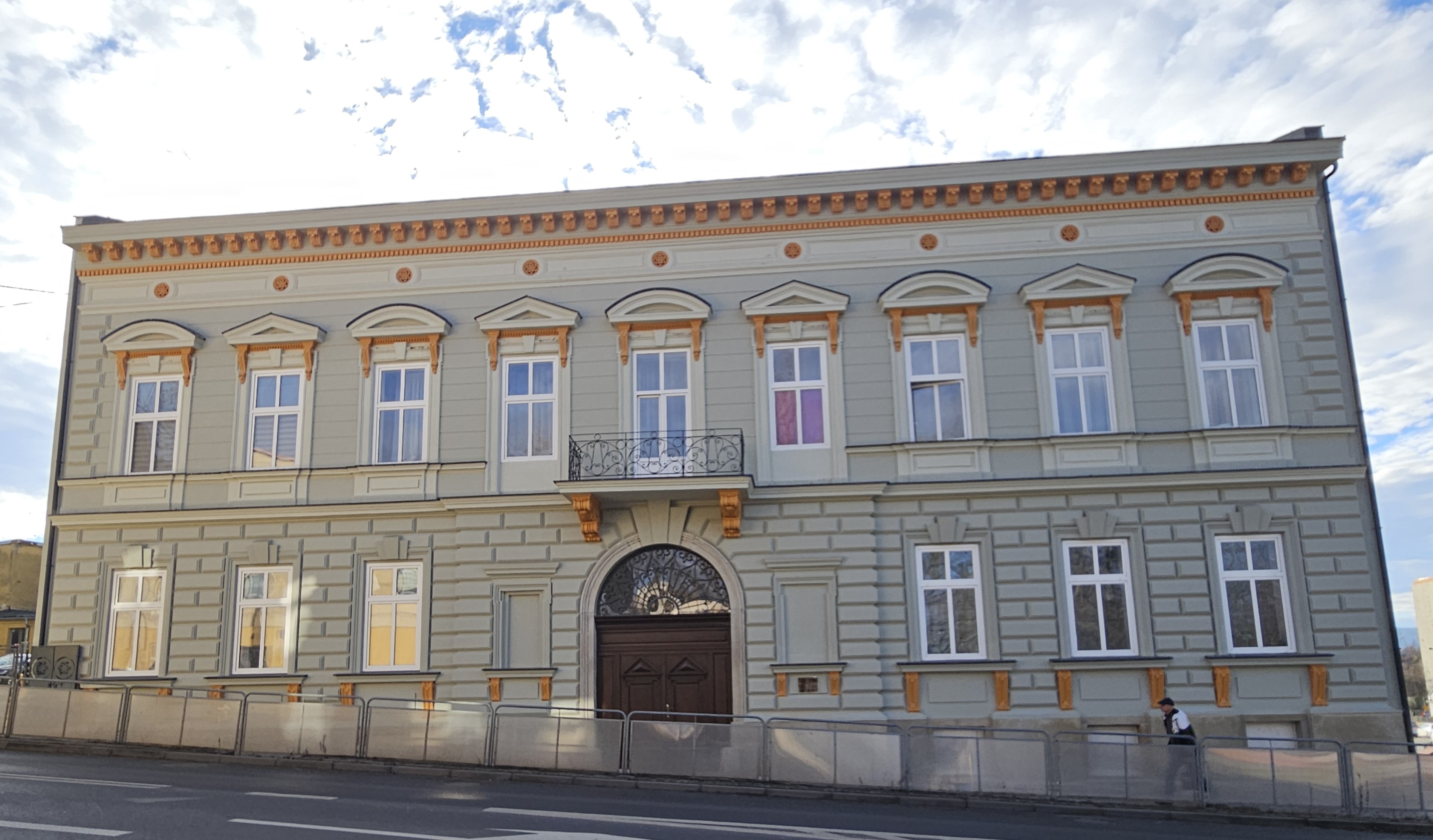 Krakowska 2 stan elewacji frontowej po remoncie. 