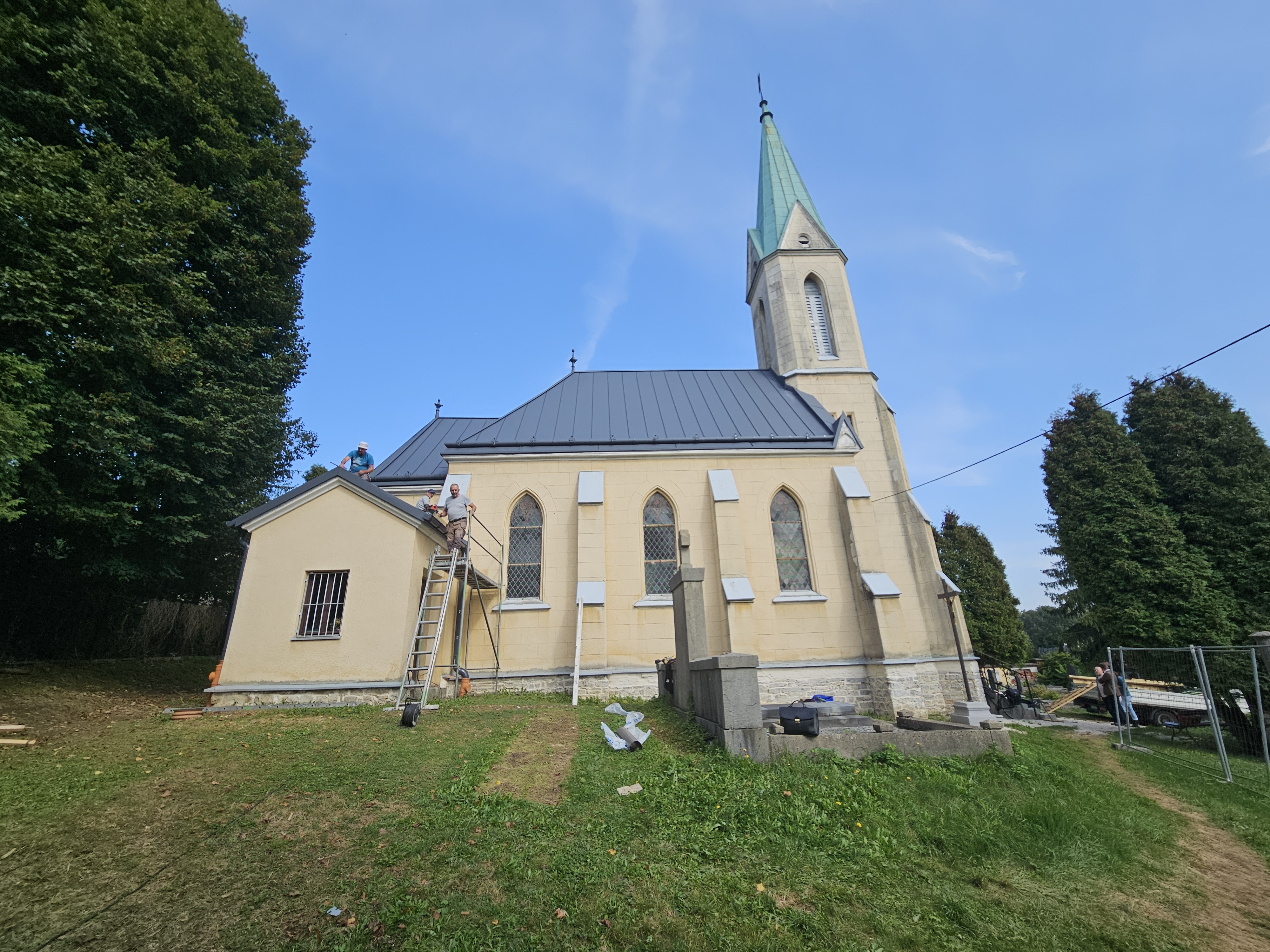 Kaplica na cmentarzu ewangelickim po remoncie dachu.