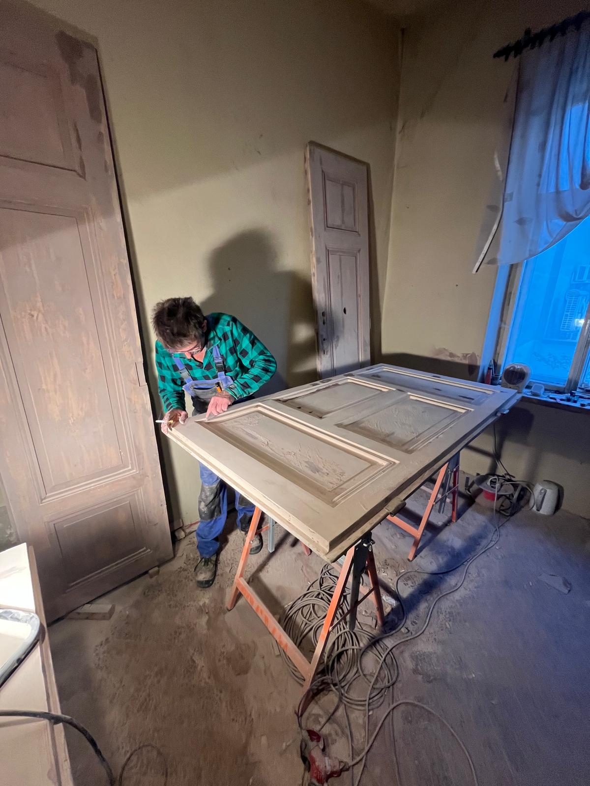 Staszica 3 renowacja wewnętrznej stolarki drzwiowej.