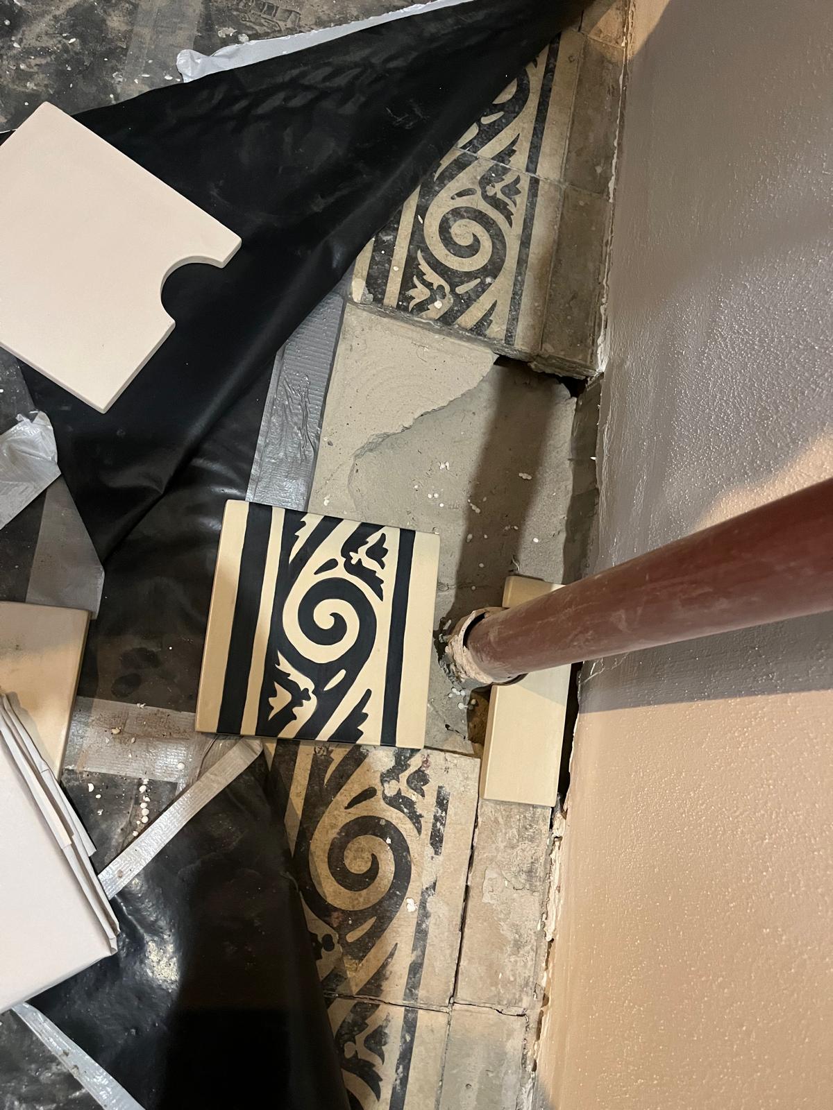 Staszica 3 uzupełnianie wzorzystej posadzki ceramicznej.