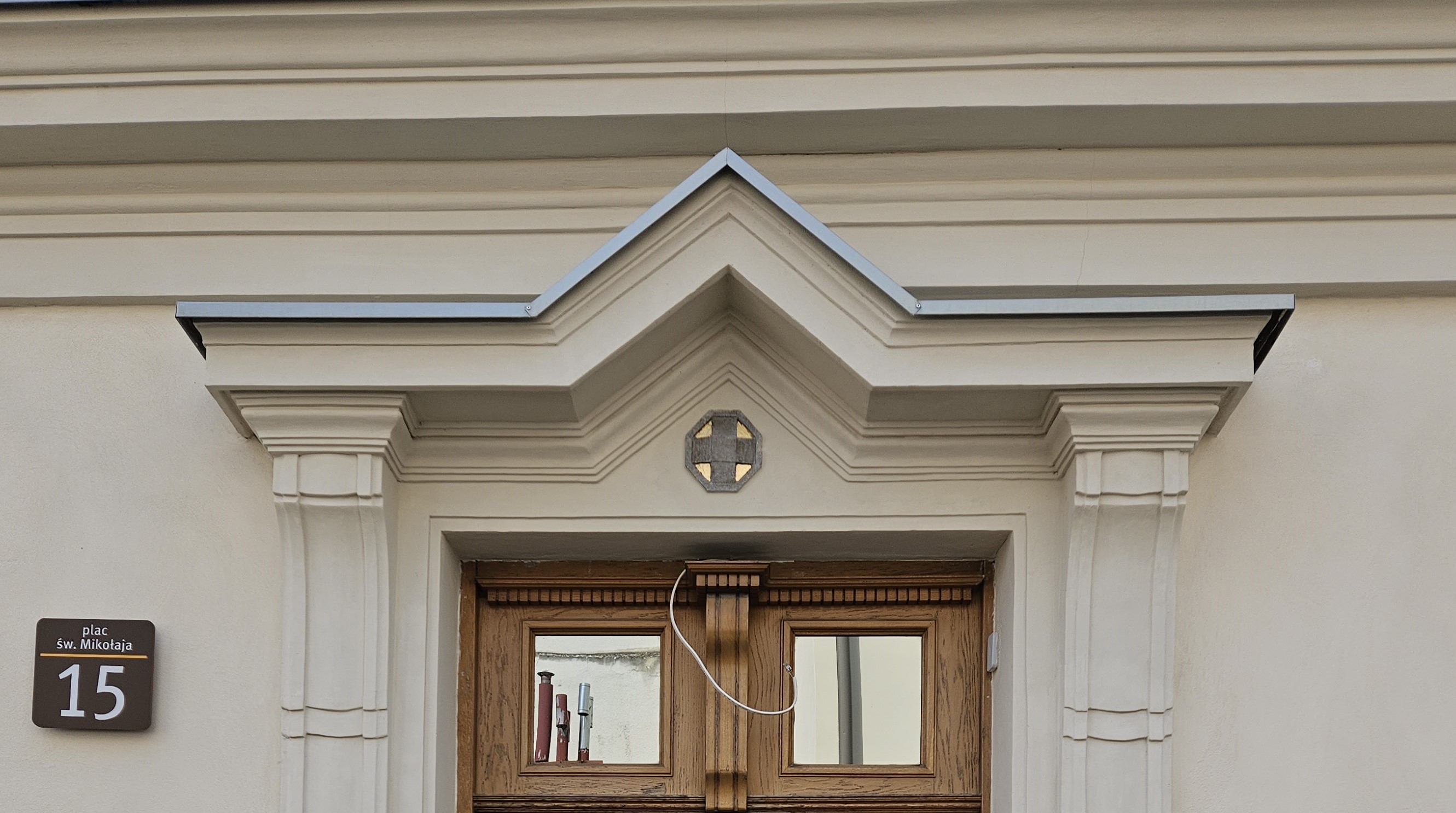 Plebania katedralna portal boczny po konserwacji - szczegół.