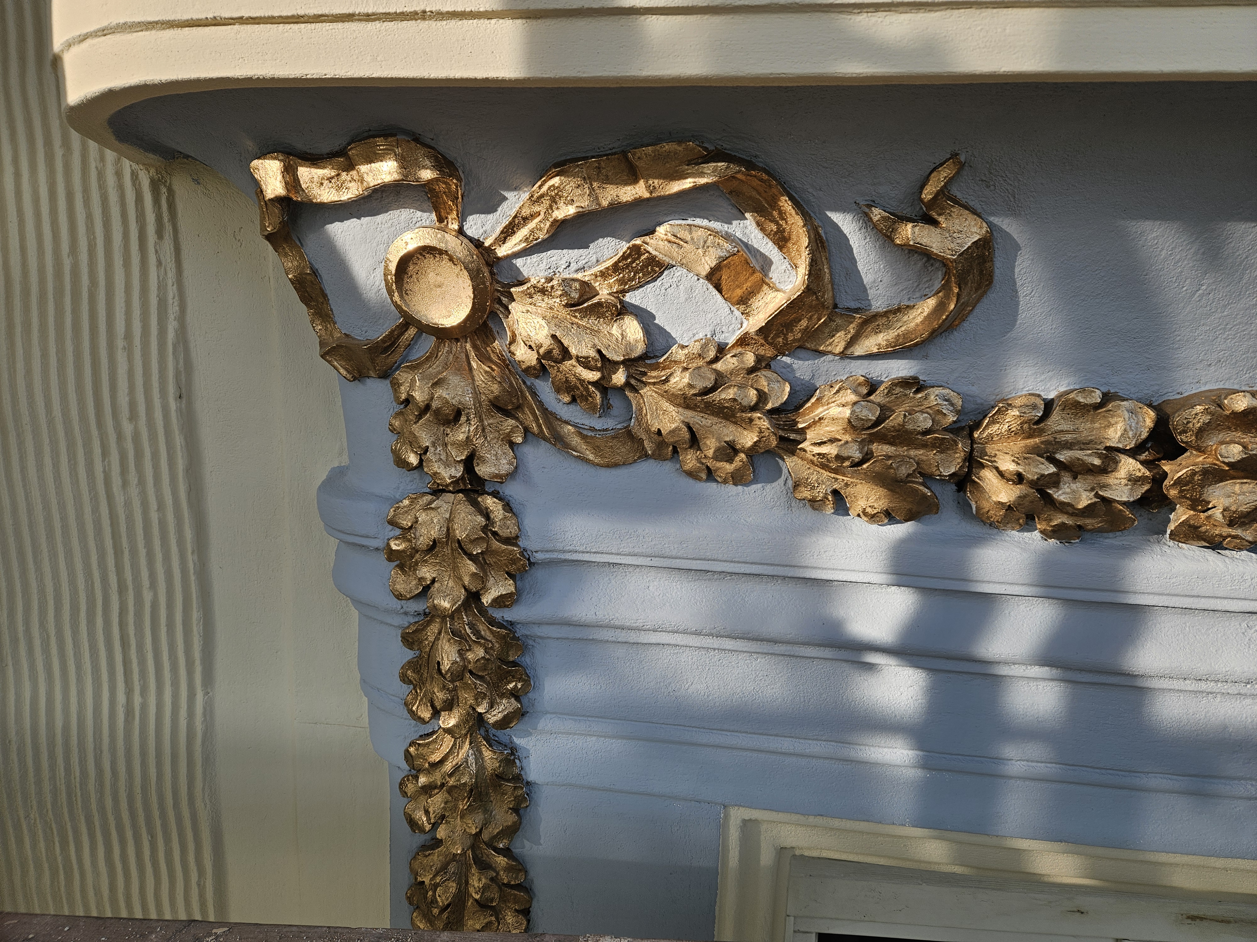 3 Maja 1a detal sztukatorski w trakcie malowania.