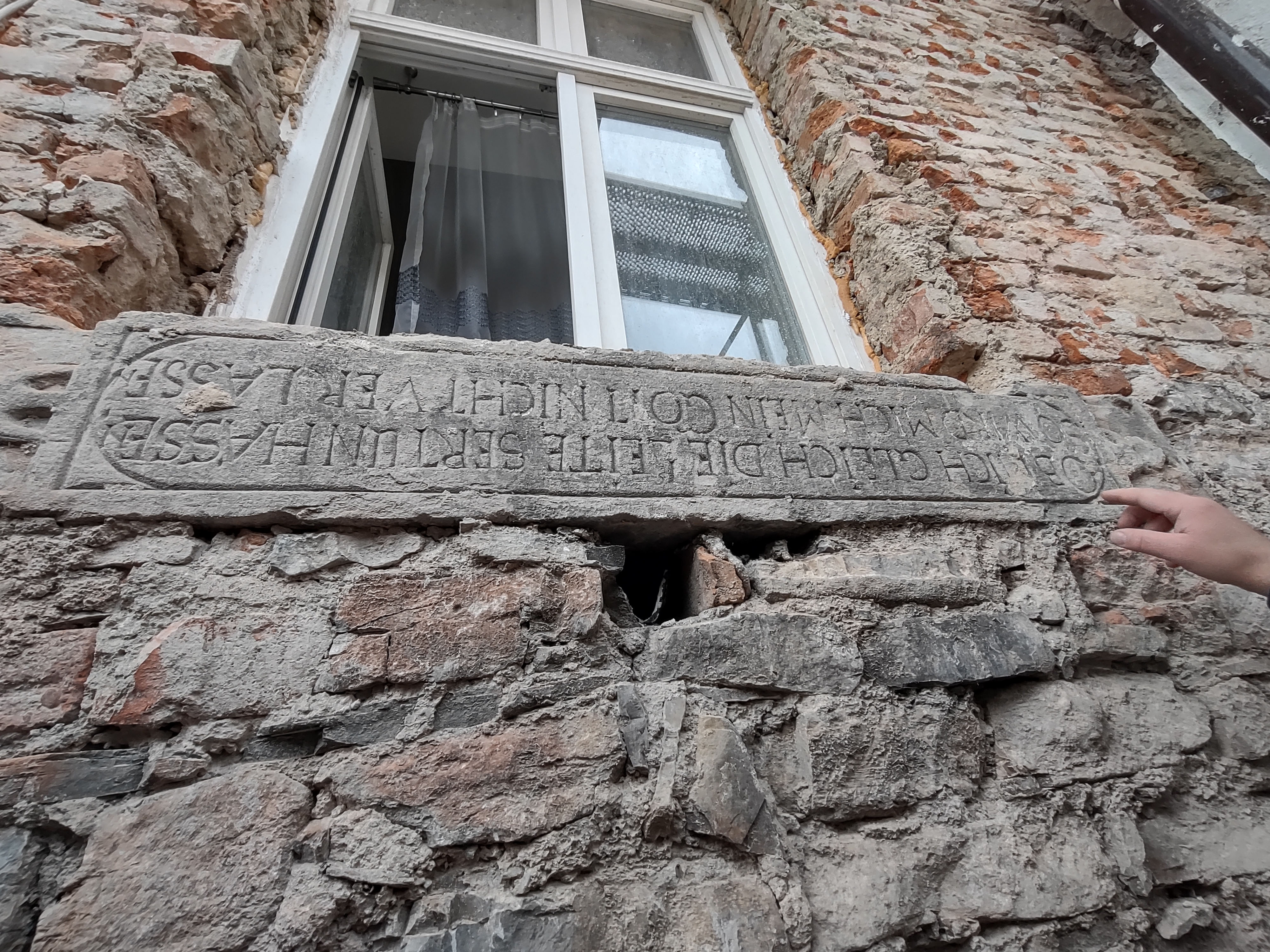 Plebania katedralna - odkryta podczas prac remontowych wtórna belka z inskrypcją.