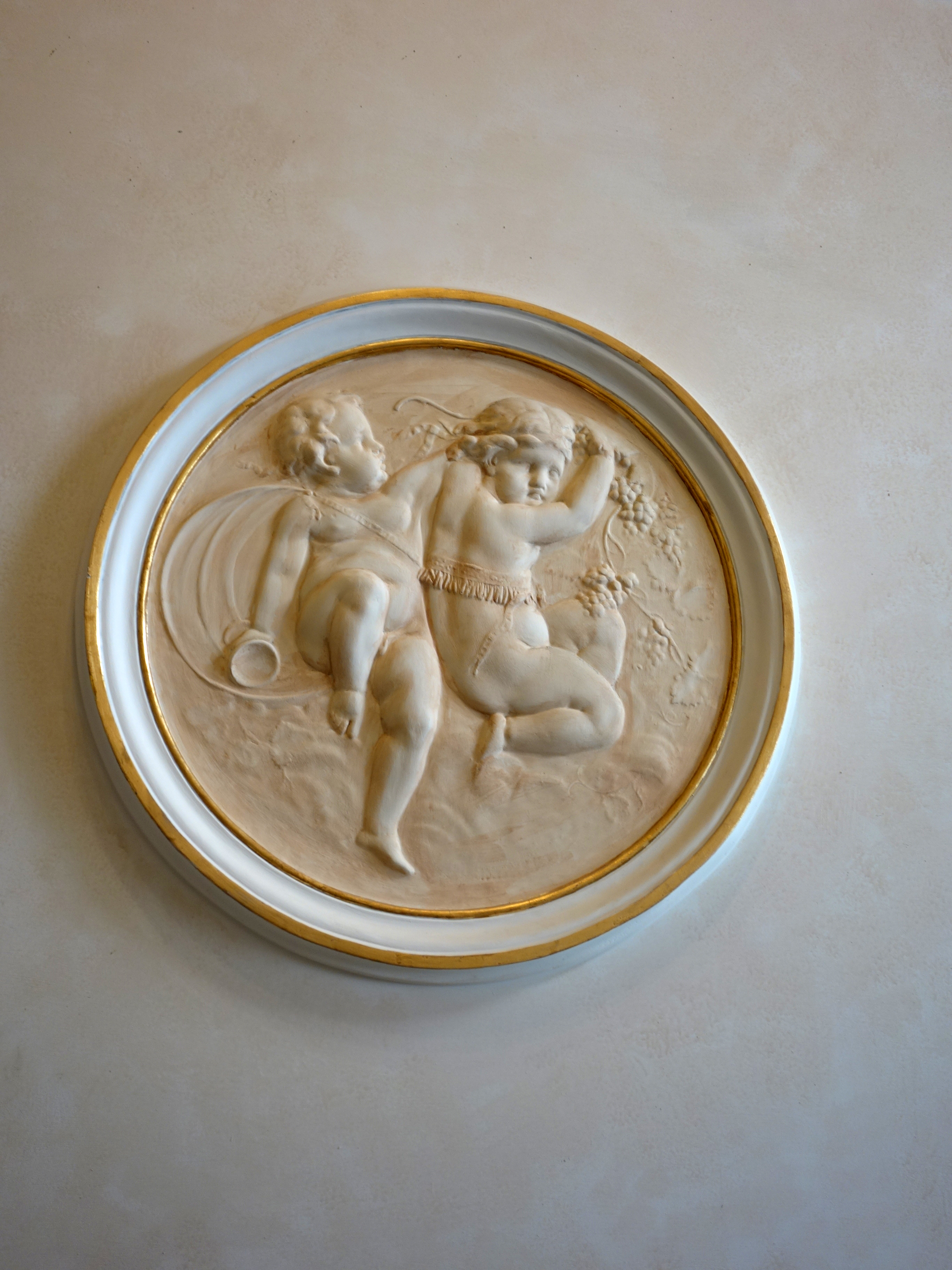 Zamkowa 8 sień - tondo z puttami po konserwacji.