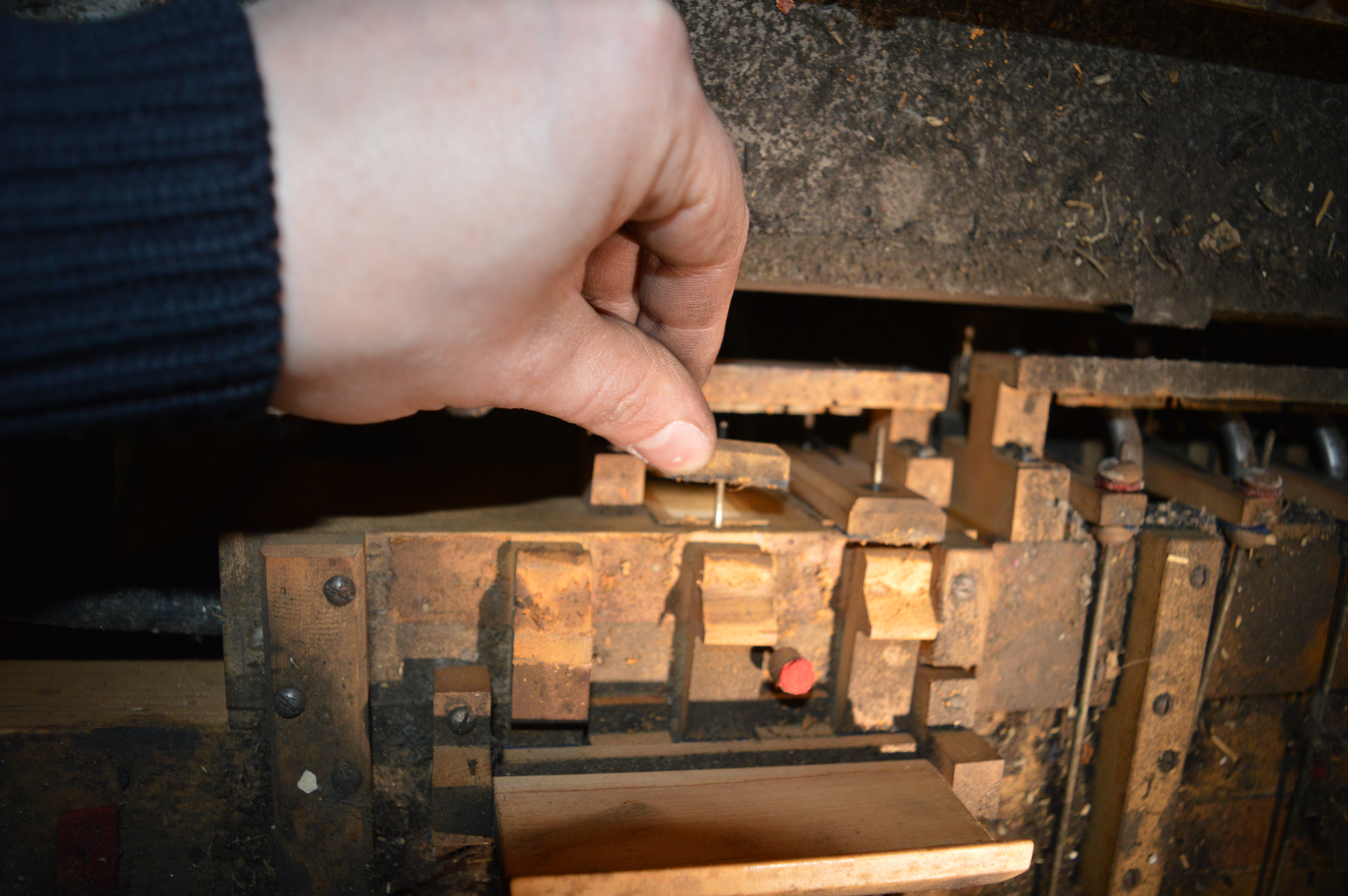 Drewniane zapadki włączników bocznych. 