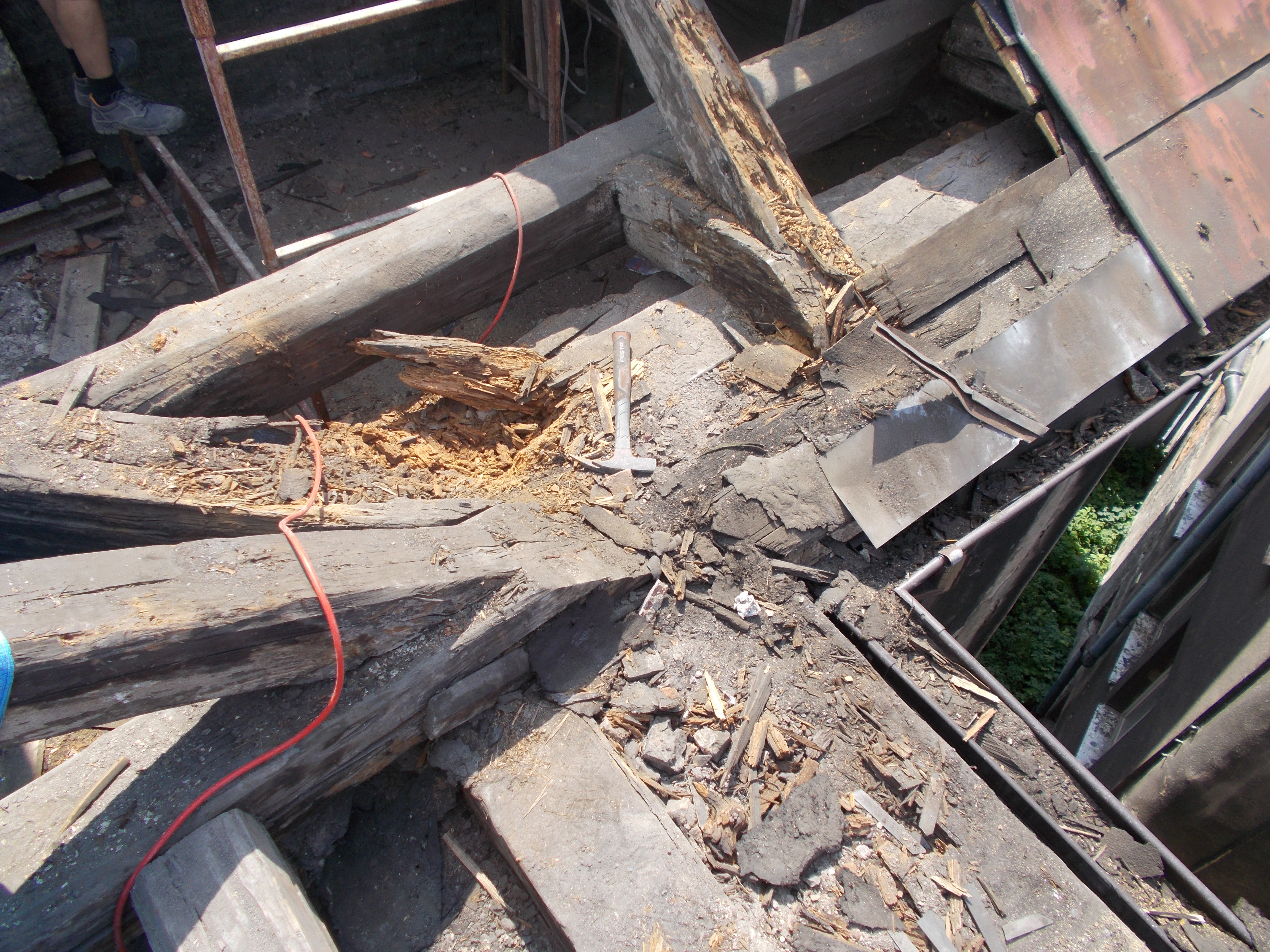 Uszkodzone i spróchniałe elementy konstrukcyjne więźby dachowej.