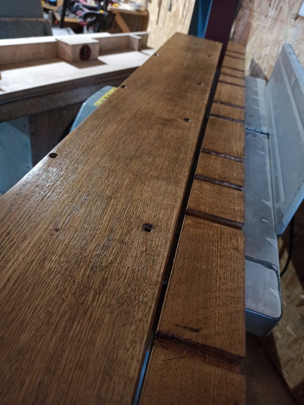 Element ramy klawiatury pedału po renowacji.