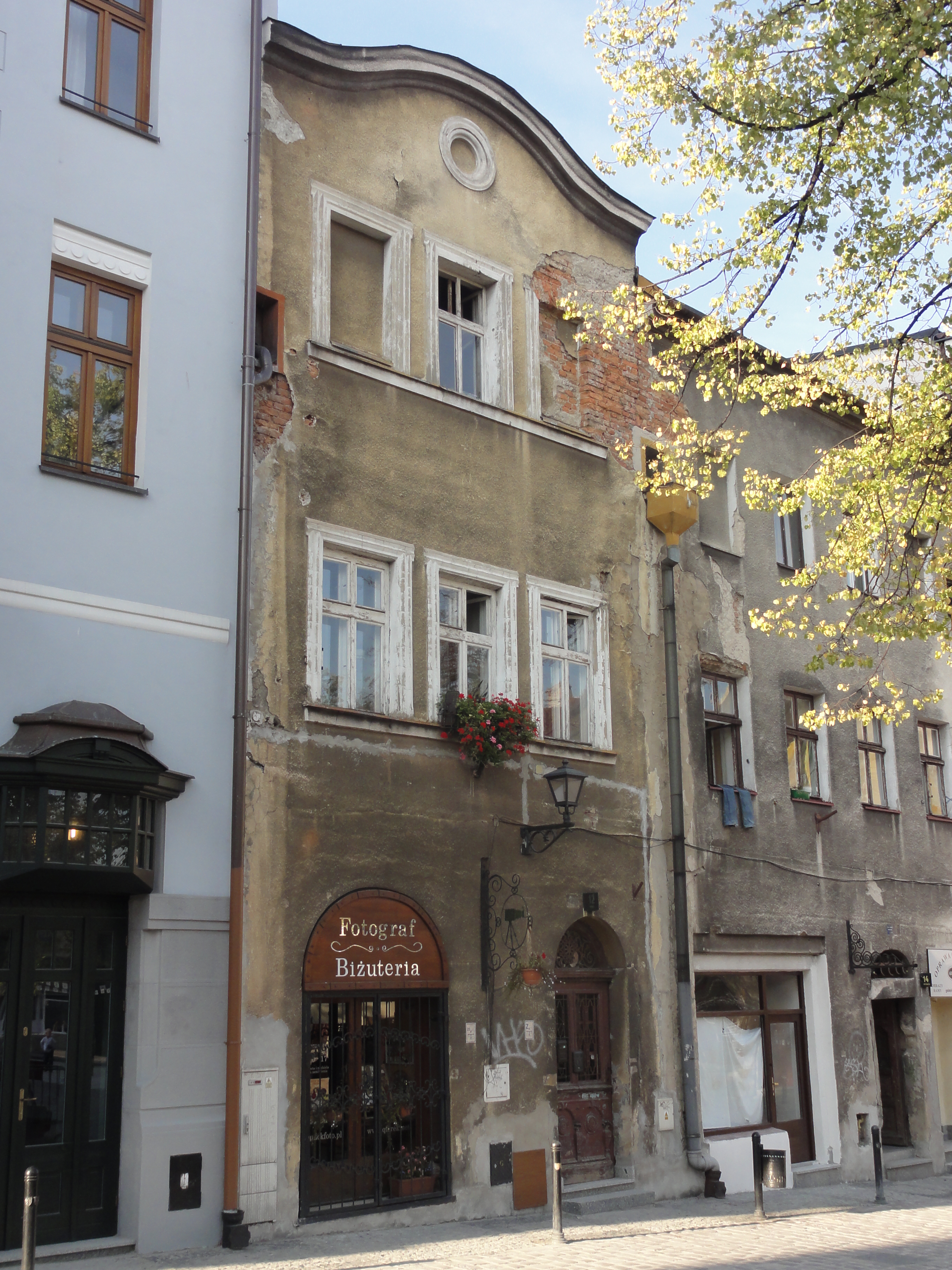 Rynek 12 fasada przed remontem.