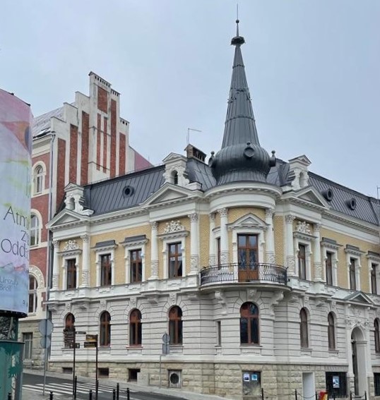 Willa przy ul. 3 Maja 13 elewacje uliczne i dach po remoncie.