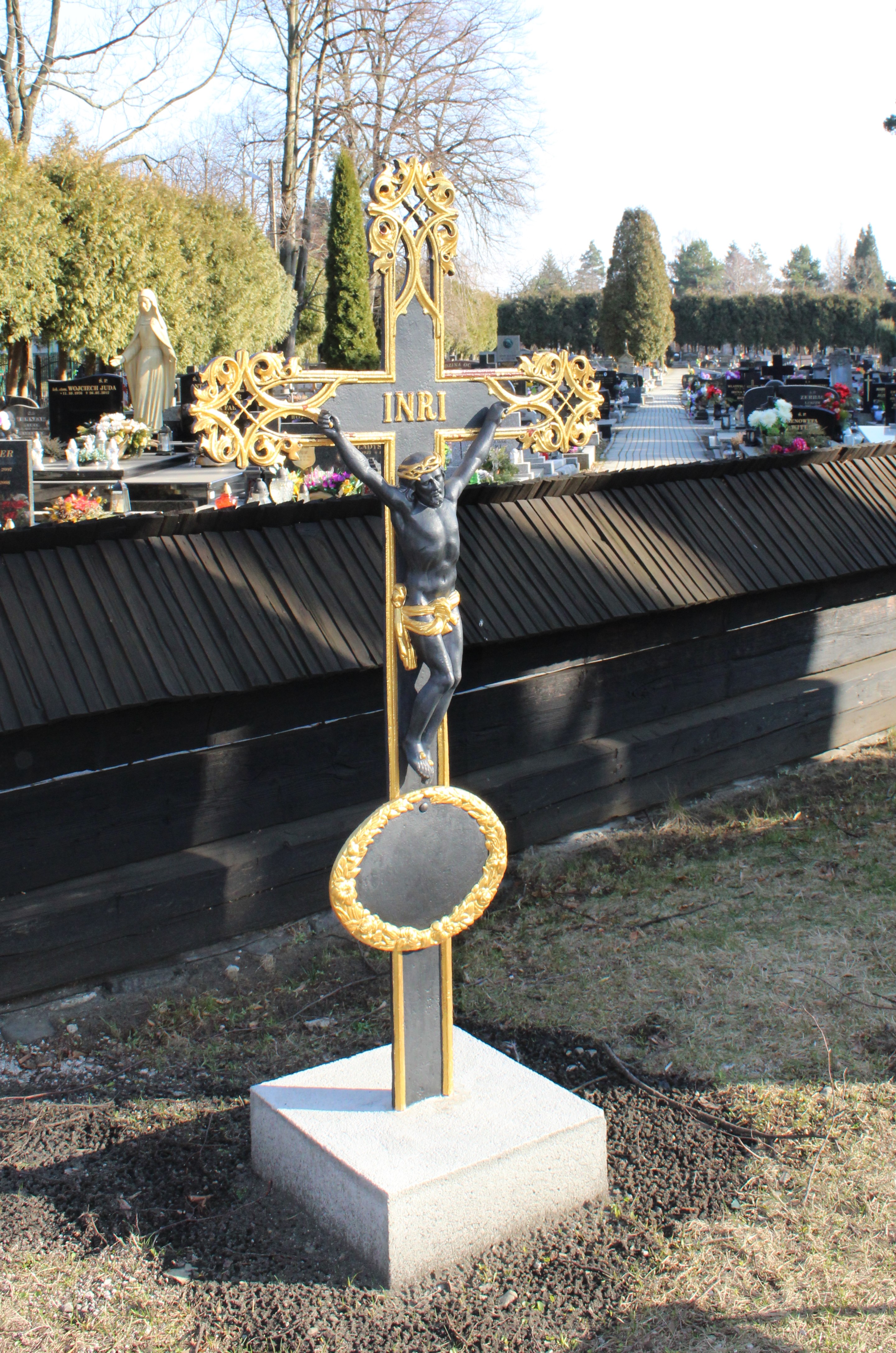 Kościół pw. św. Barbary krzyż przy drodze procesyjnej po renowacji.