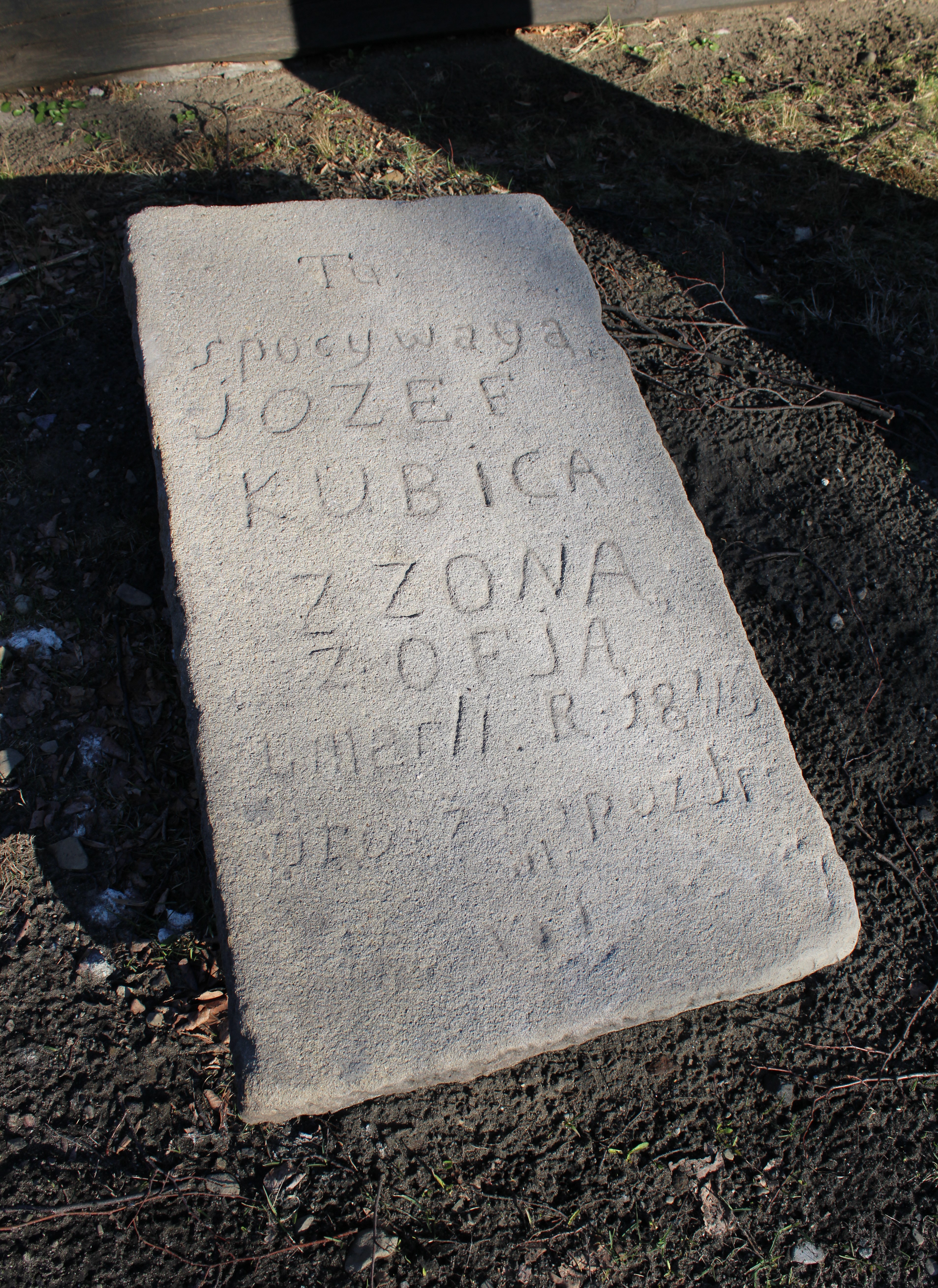 Kościół pw. św. Barbary nagrobek przy drodze procesyjnej po renowacji.