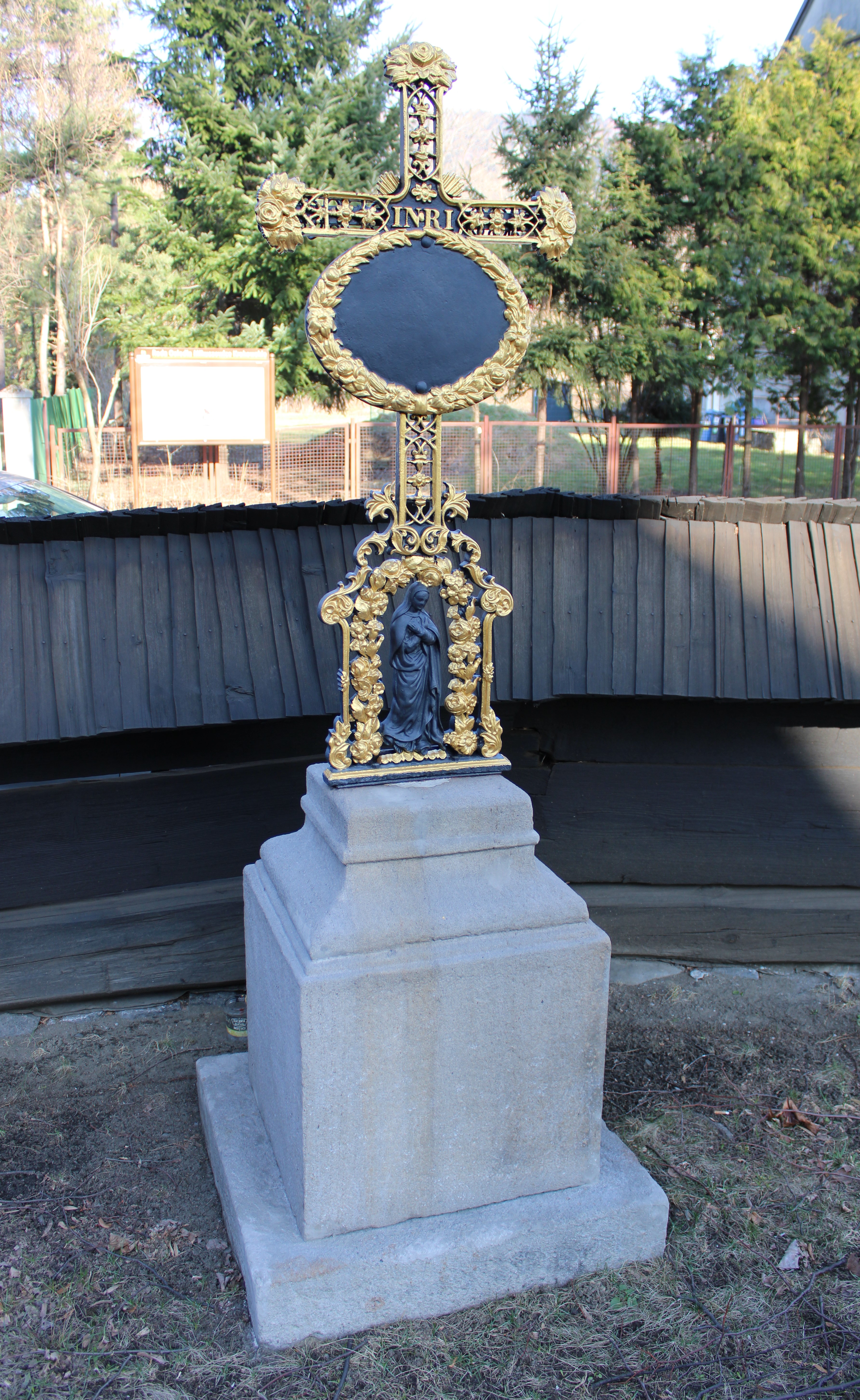 Kościół pw. św. Barbary krzyż przy drodze procesyjnej po renowacji.