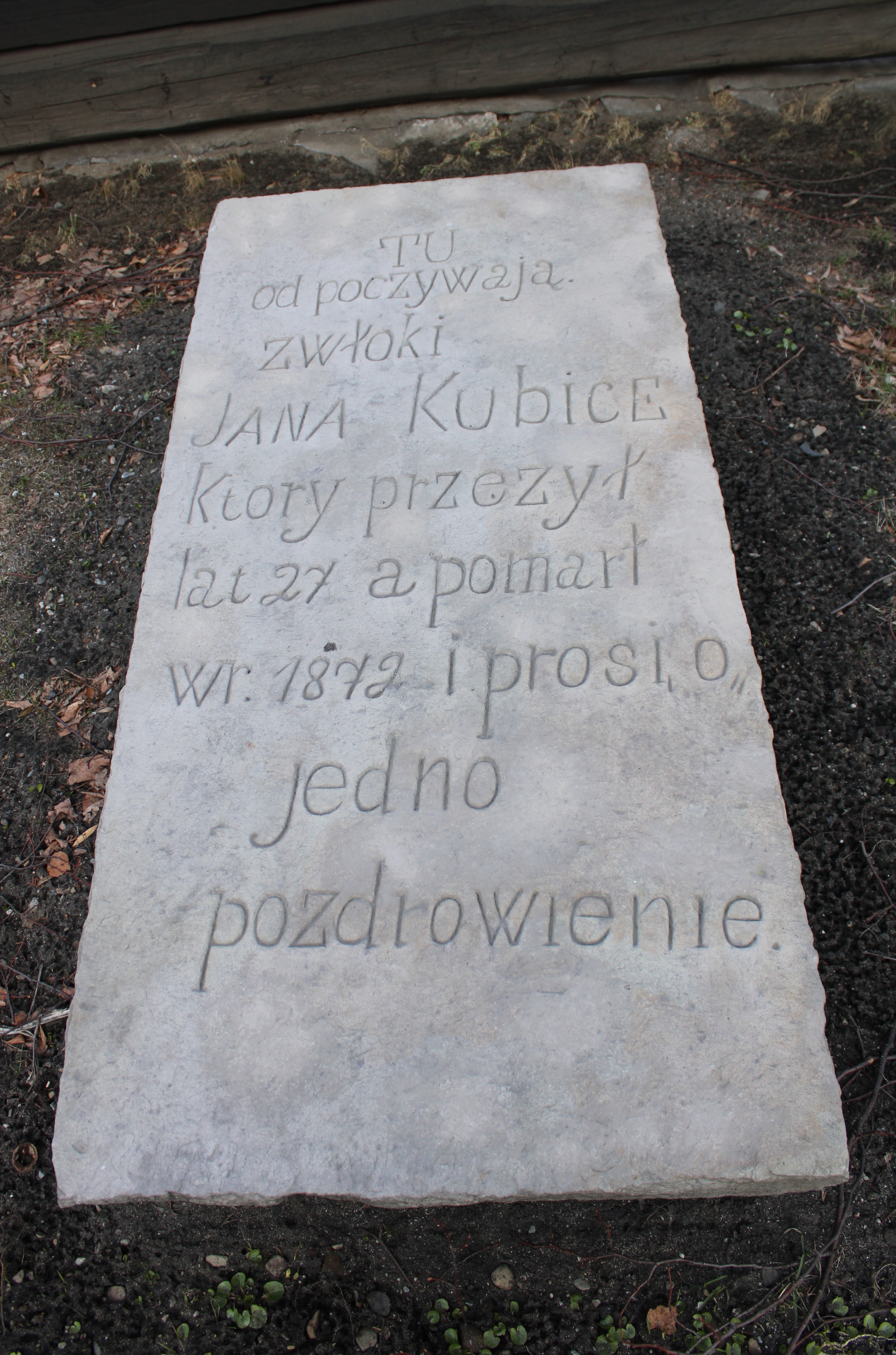 Kościół pw. św. Barbary nagrobek przy drodze procesyjnej po renowacji.