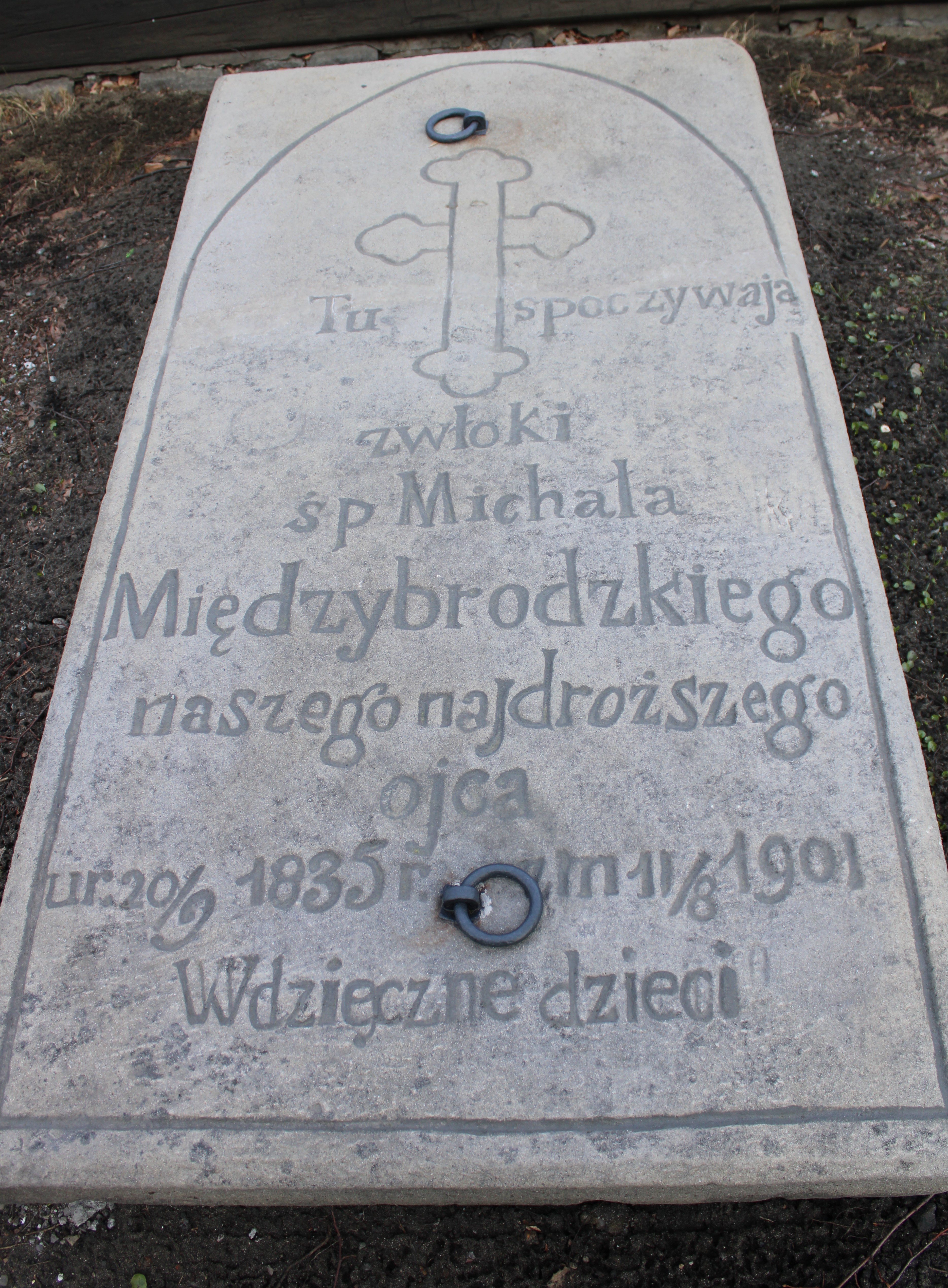 Kościół pw. św. Barbary nagrobek przy drodze procesyjnej po renowacji.