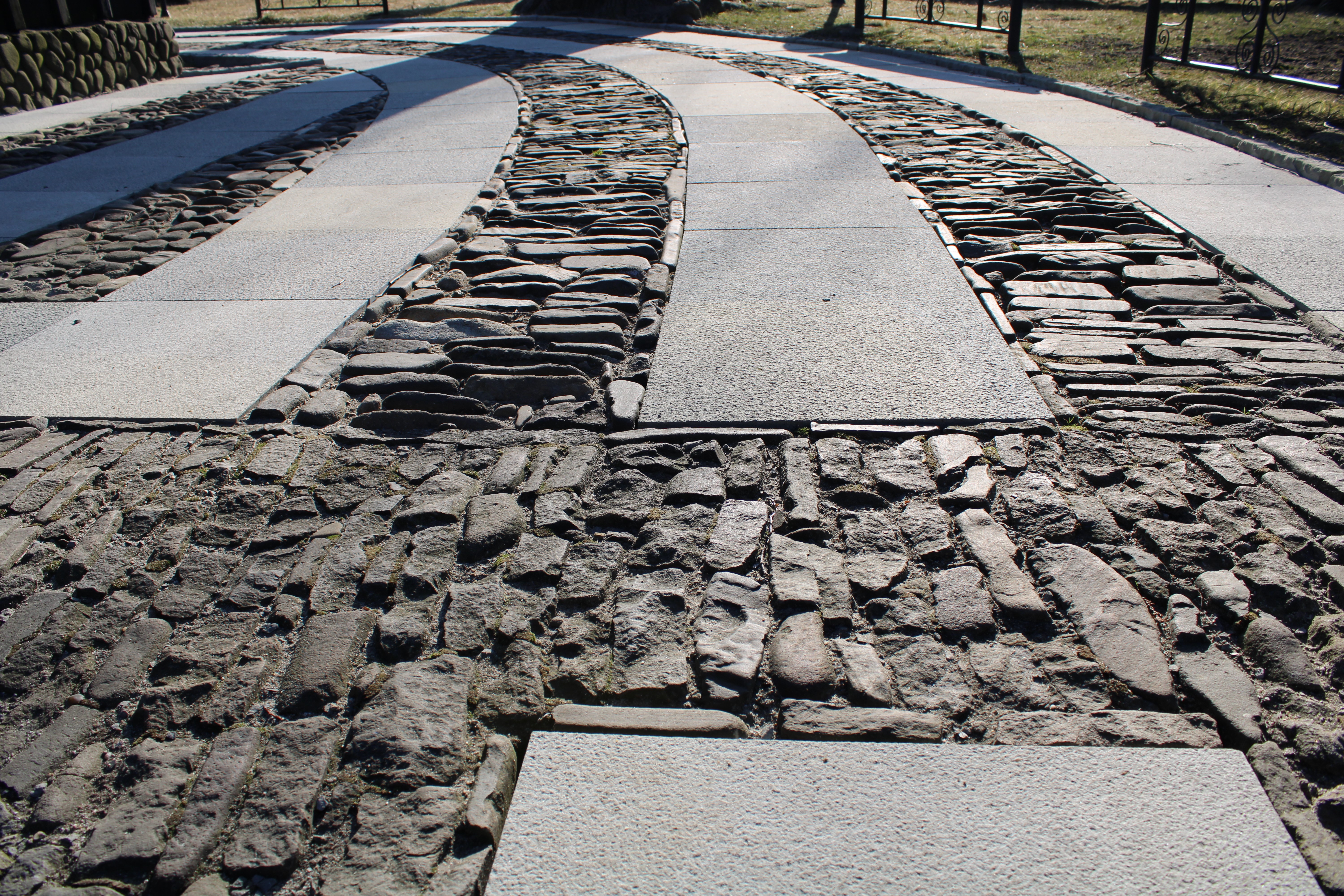 Kościół pw. św. Barbary widok drogi procesyjnej po remoncie.