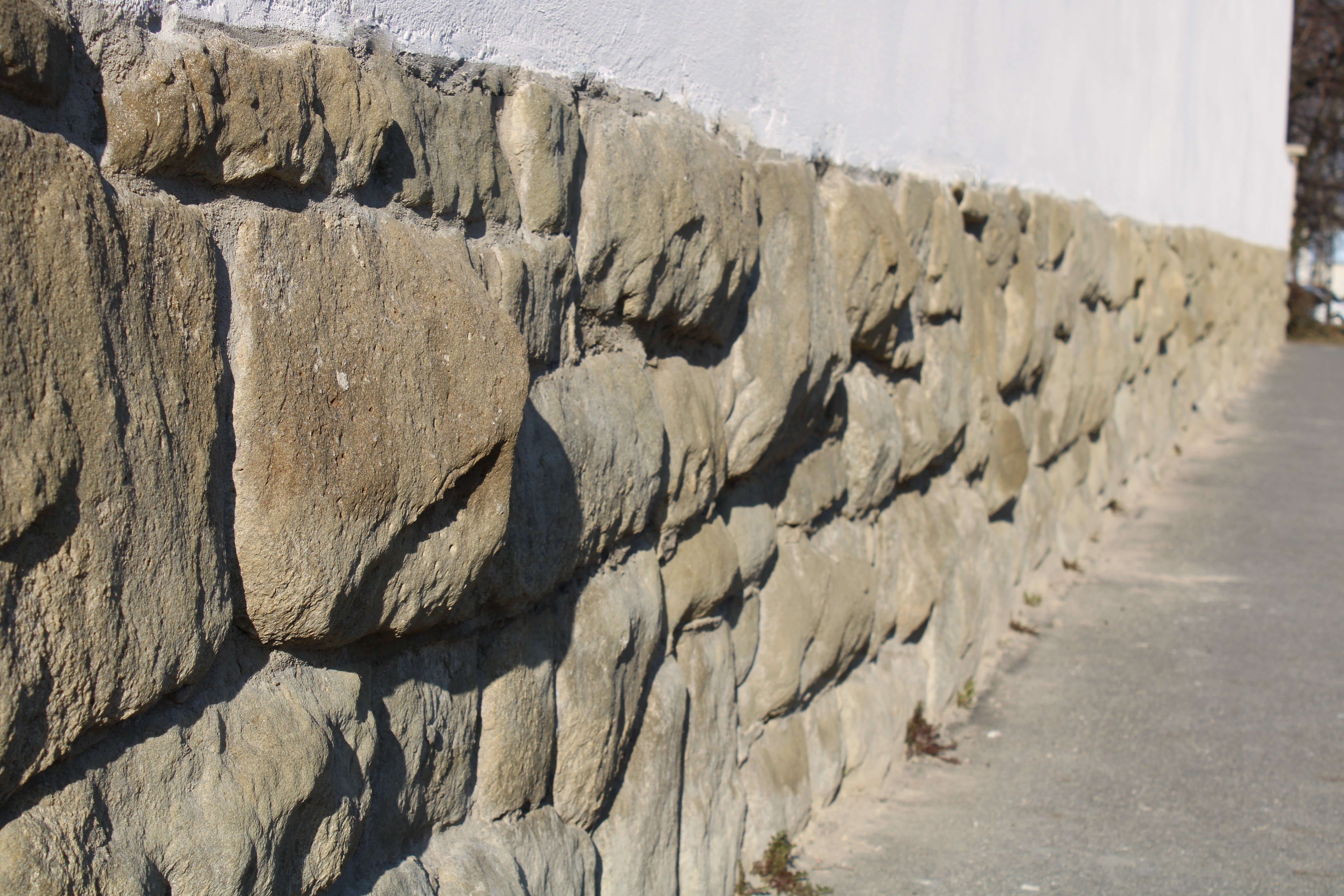 Cmentarz ewangelicki przy ul. Listopadowej/Asnyka kamienny cokół po konserwacji.