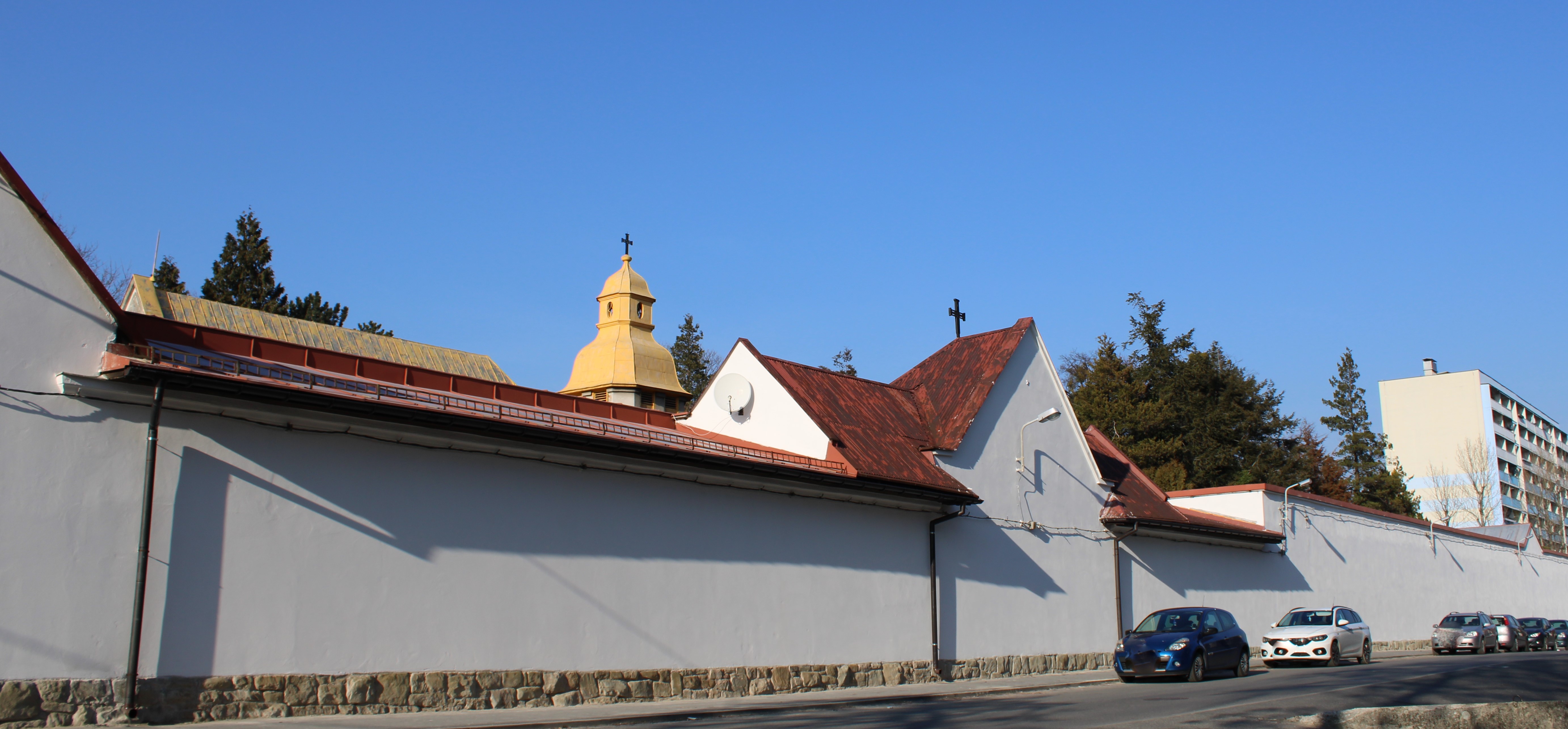 Cmentarz ewangelicki przy ul. Listopadowej/Asnyka elewacje po remoncie..